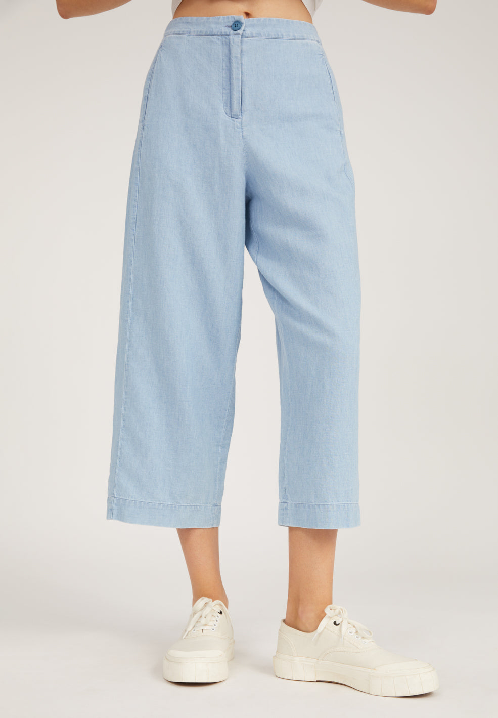 Pantalon ample 7/8 en coton bio bleu ciel - KARUNAA