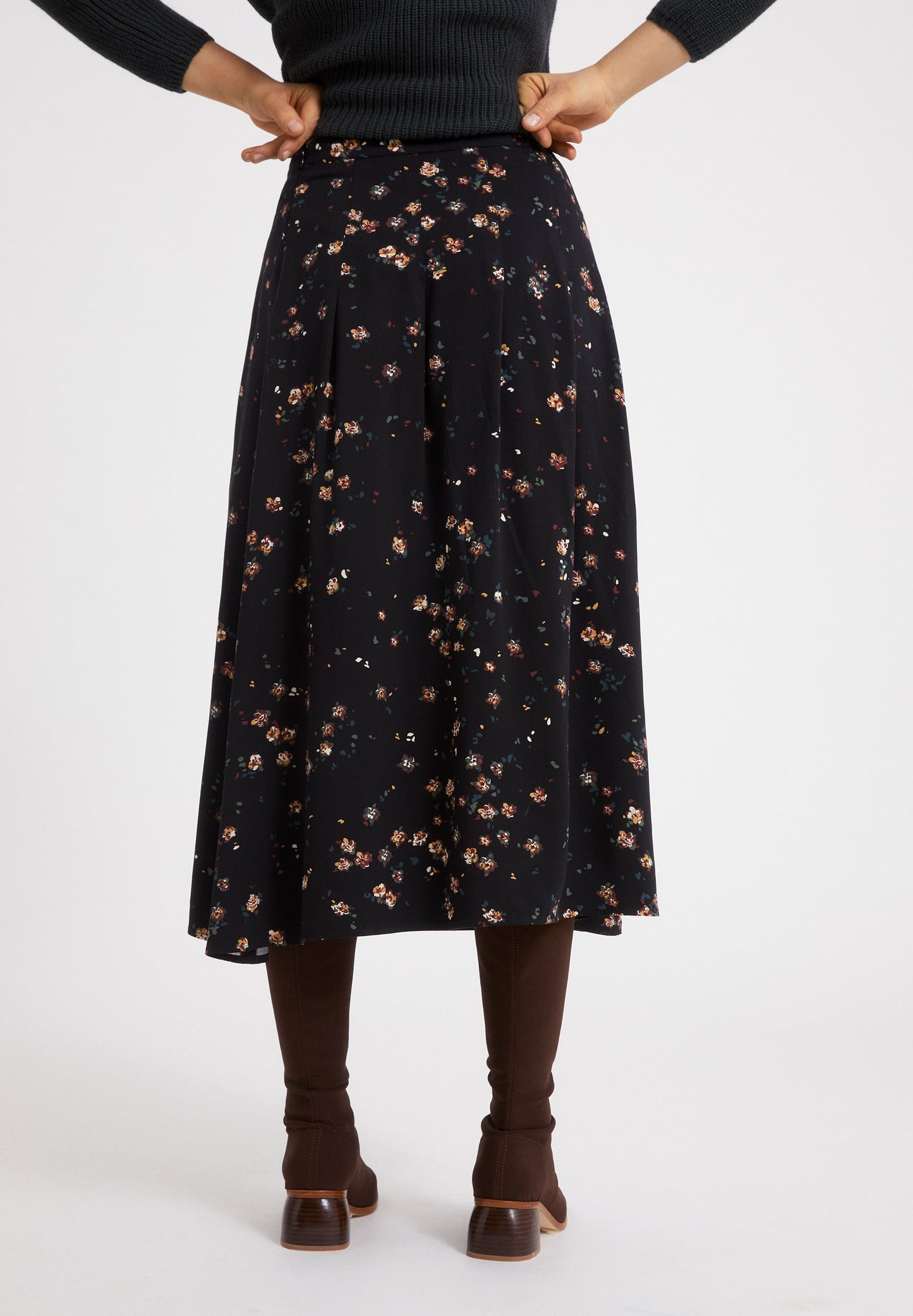 Jupe mi-longue noire fleurie en lenzing - LEAAHNA WILD BLOSSOM