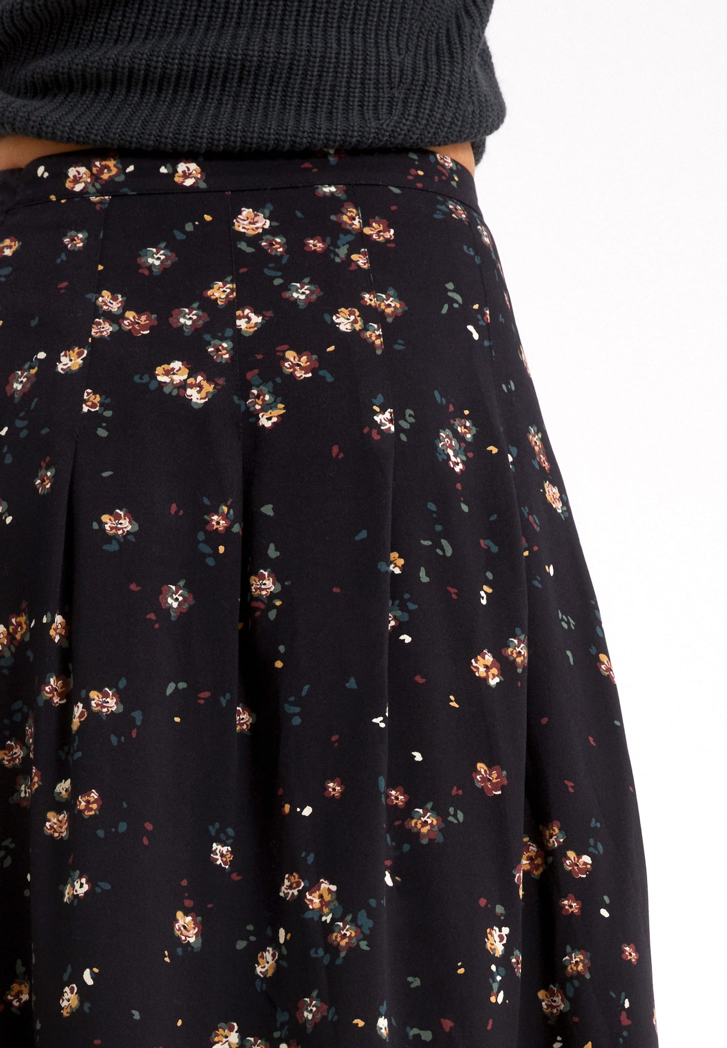 Jupe mi-longue noire fleurie en lenzing - LEAAHNA WILD BLOSSOM