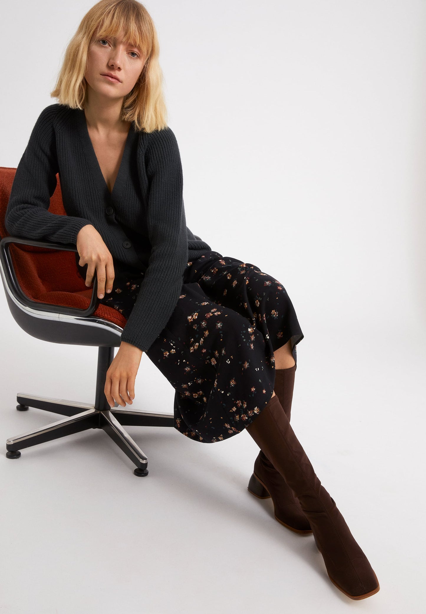 Jupe mi-longue noire fleurie en lenzing - LEAAHNA WILD BLOSSOM