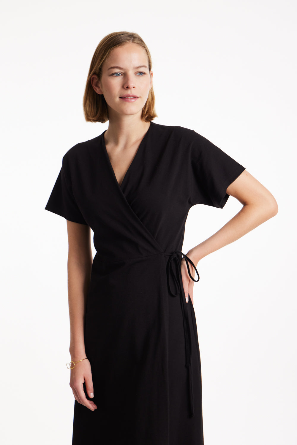 Robe portefeuille noire en coton bio - leora wrap dress black