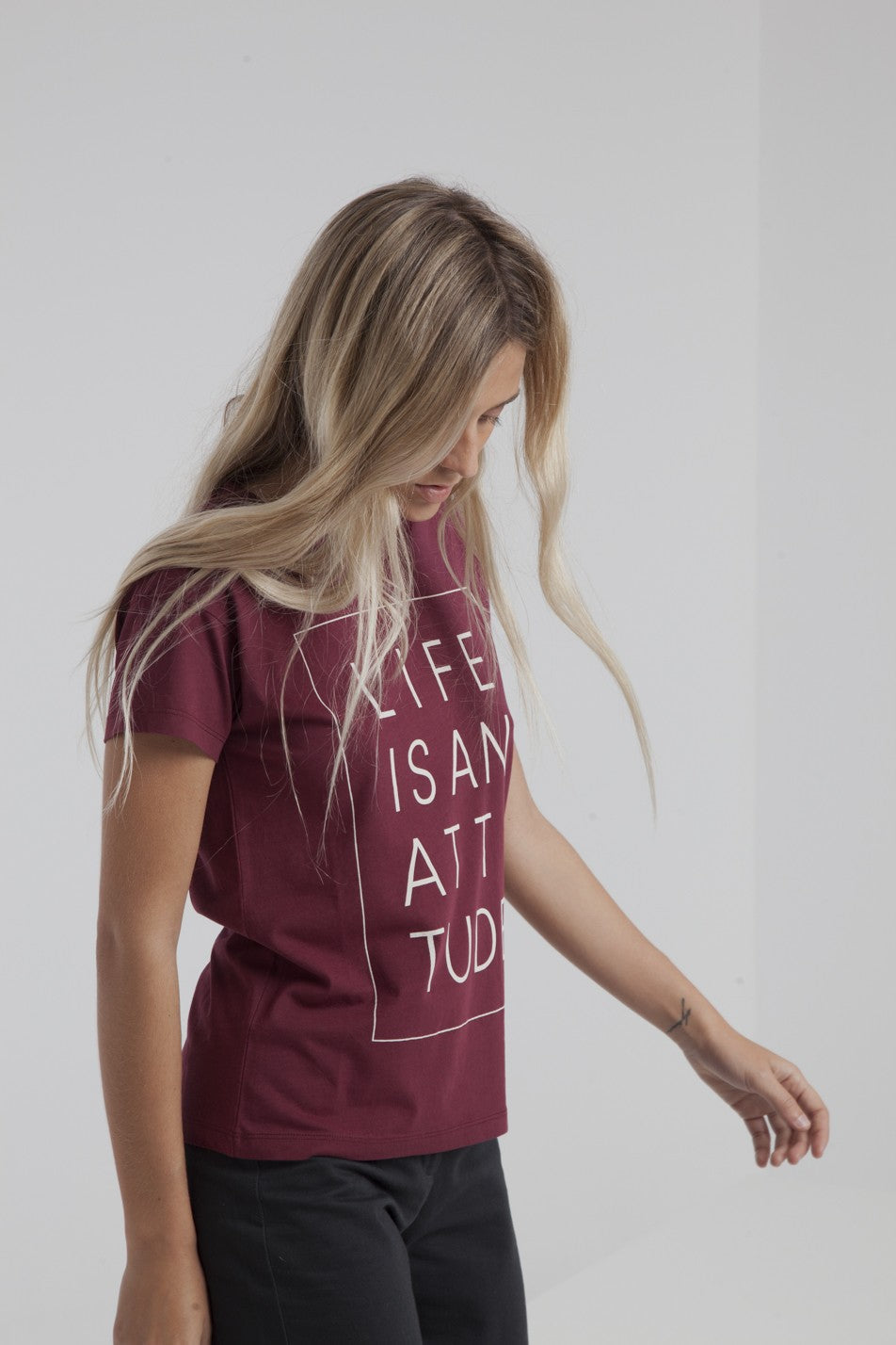T-shirt bordeaux en coton bio - Life is an attitude