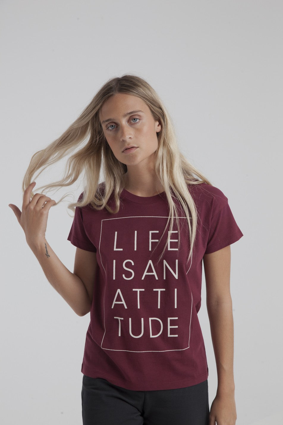 T-shirt bordeaux en coton bio - Life is an attitude