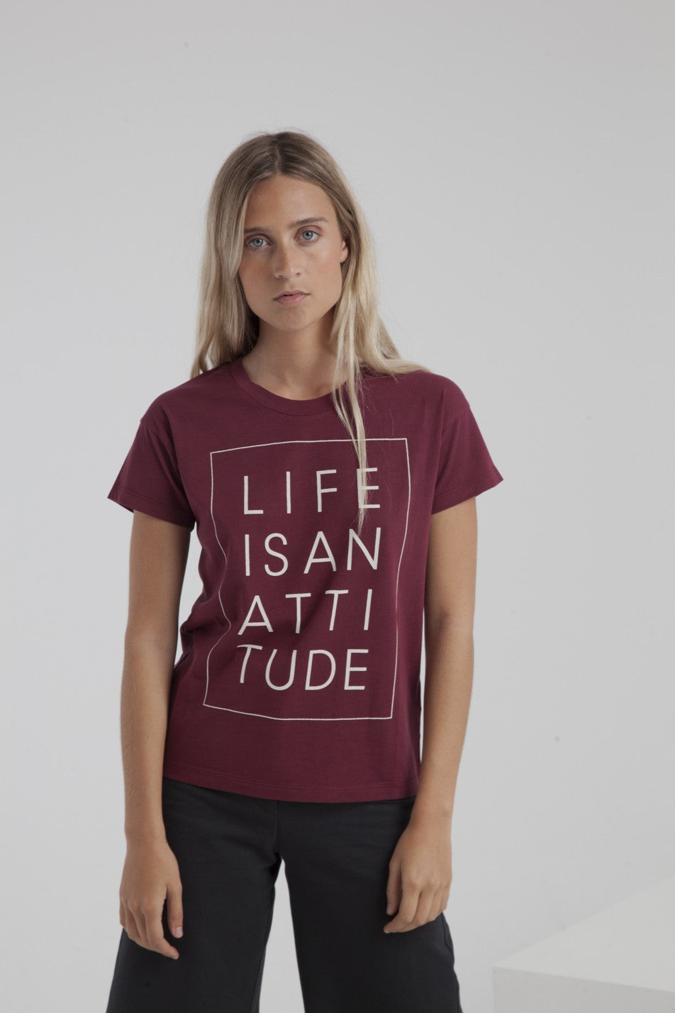 T-shirt bordeaux en coton bio - Life is an attitude