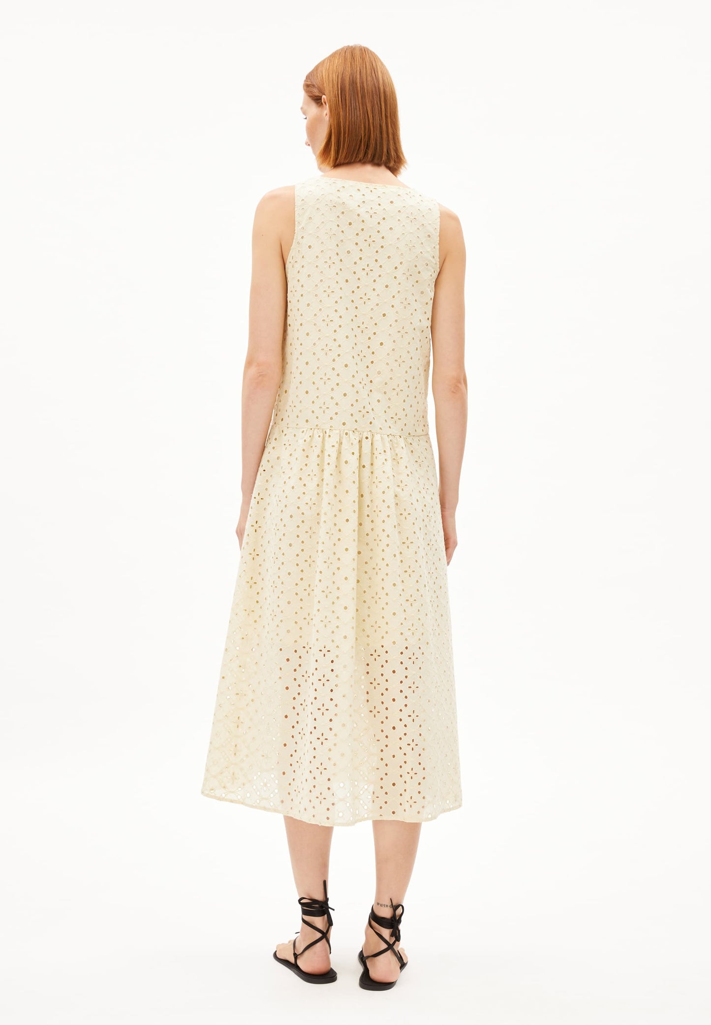 Robe brodée en coton biologique | beige "livalaa broidery - summer hay"