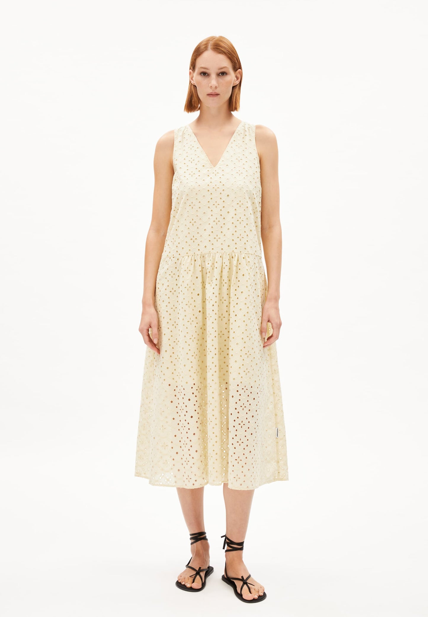 Robe brodée en coton biologique | beige "livalaa broidery - summer hay"