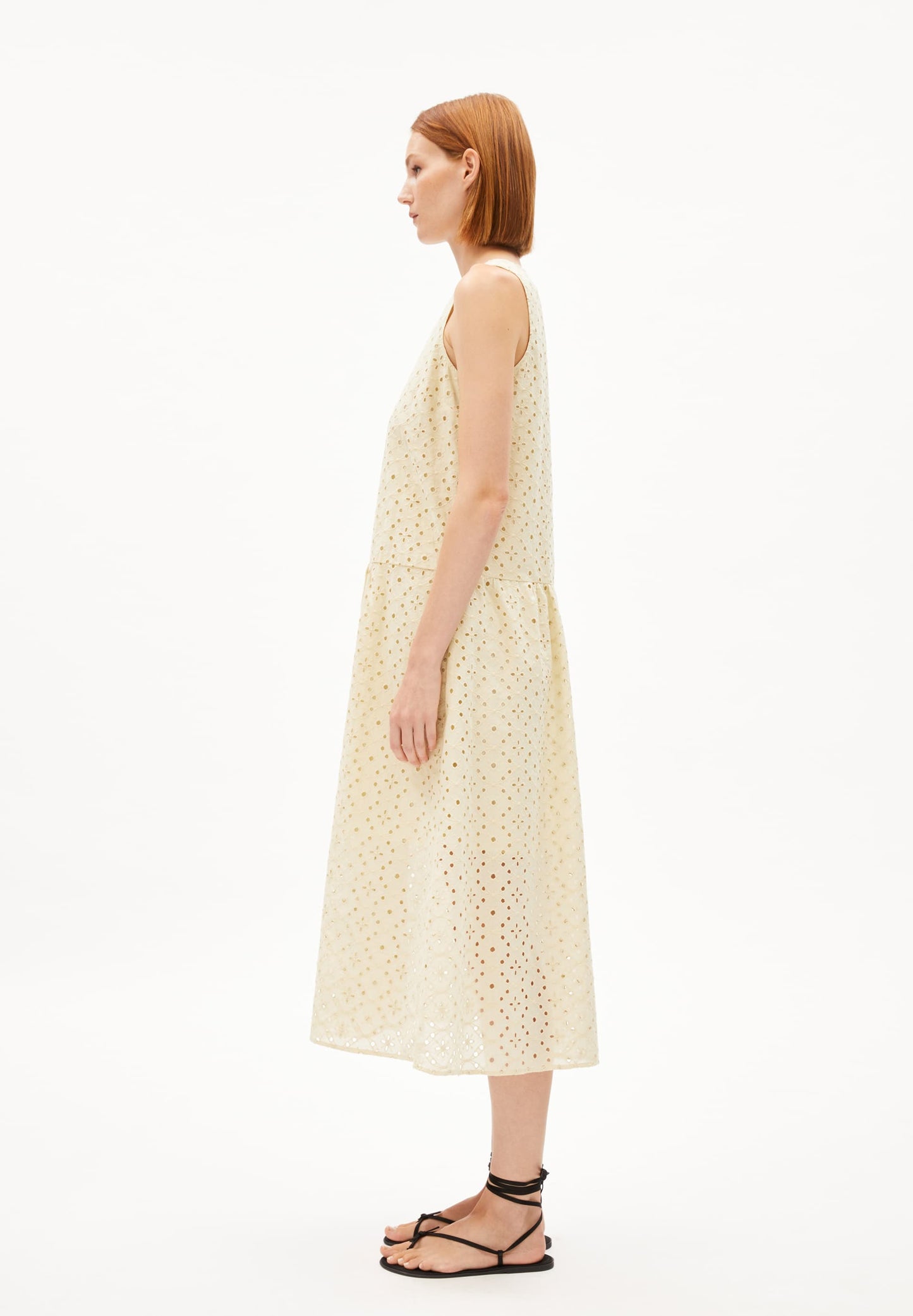 Robe brodée en coton biologique | beige "livalaa broidery - summer hay"
