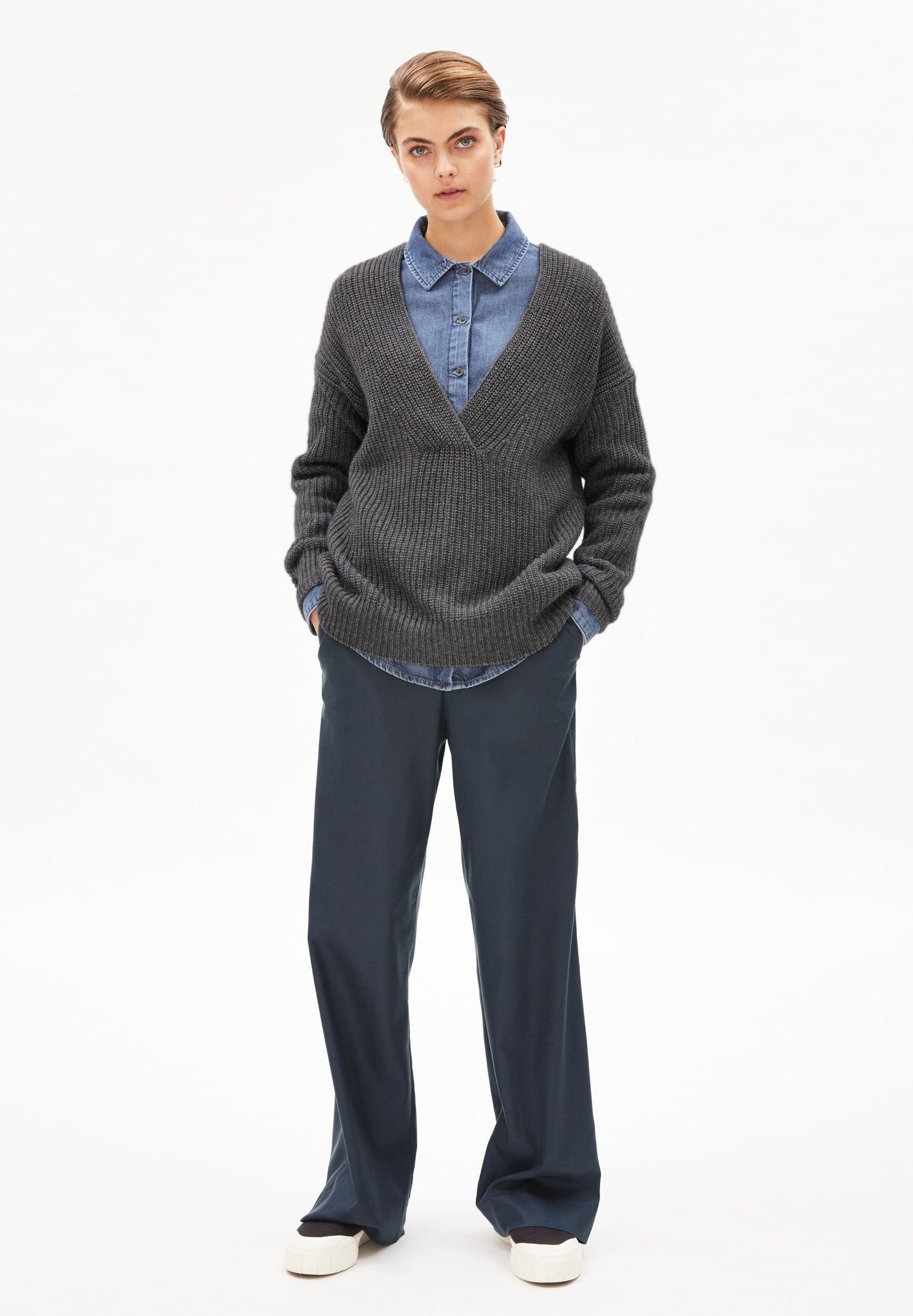 Pull maille col v gris en laine et coton bio - LOISAA mid grey melange