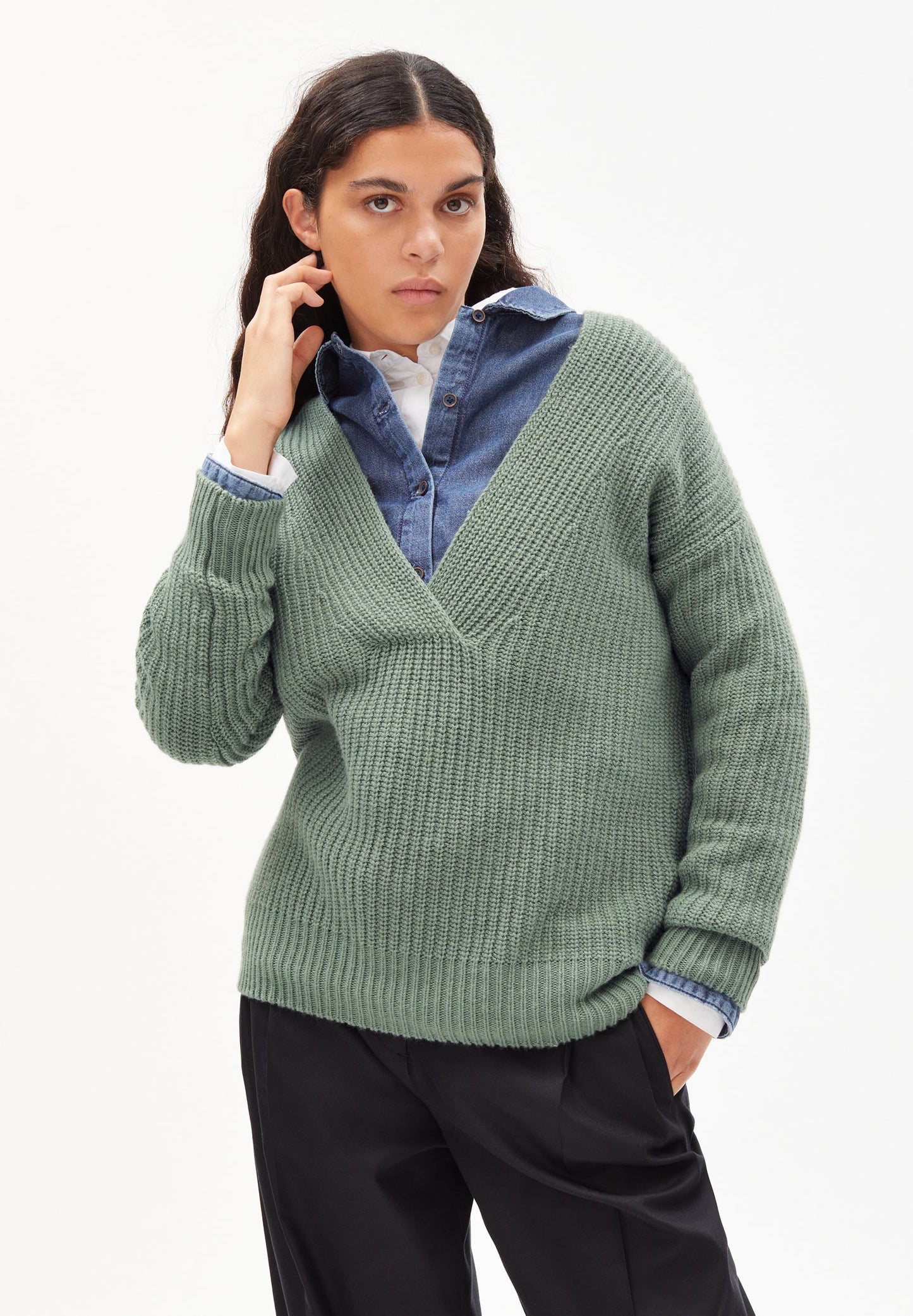 Pull maill col v pistache en laine et coton bio - LOISAA sage green