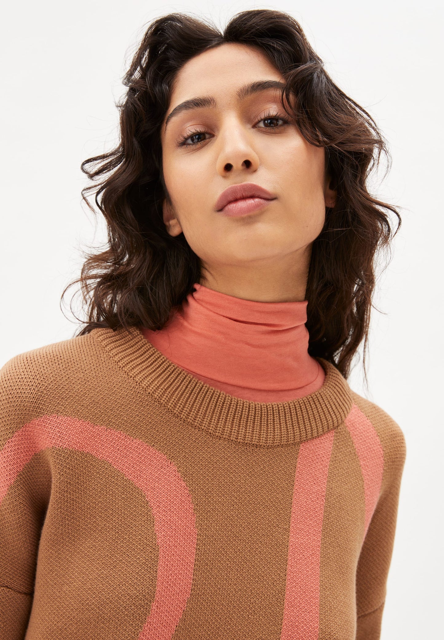 Pull bicolore en coton bio - MANIAA LOGOMANIA smoky almond-pink maple