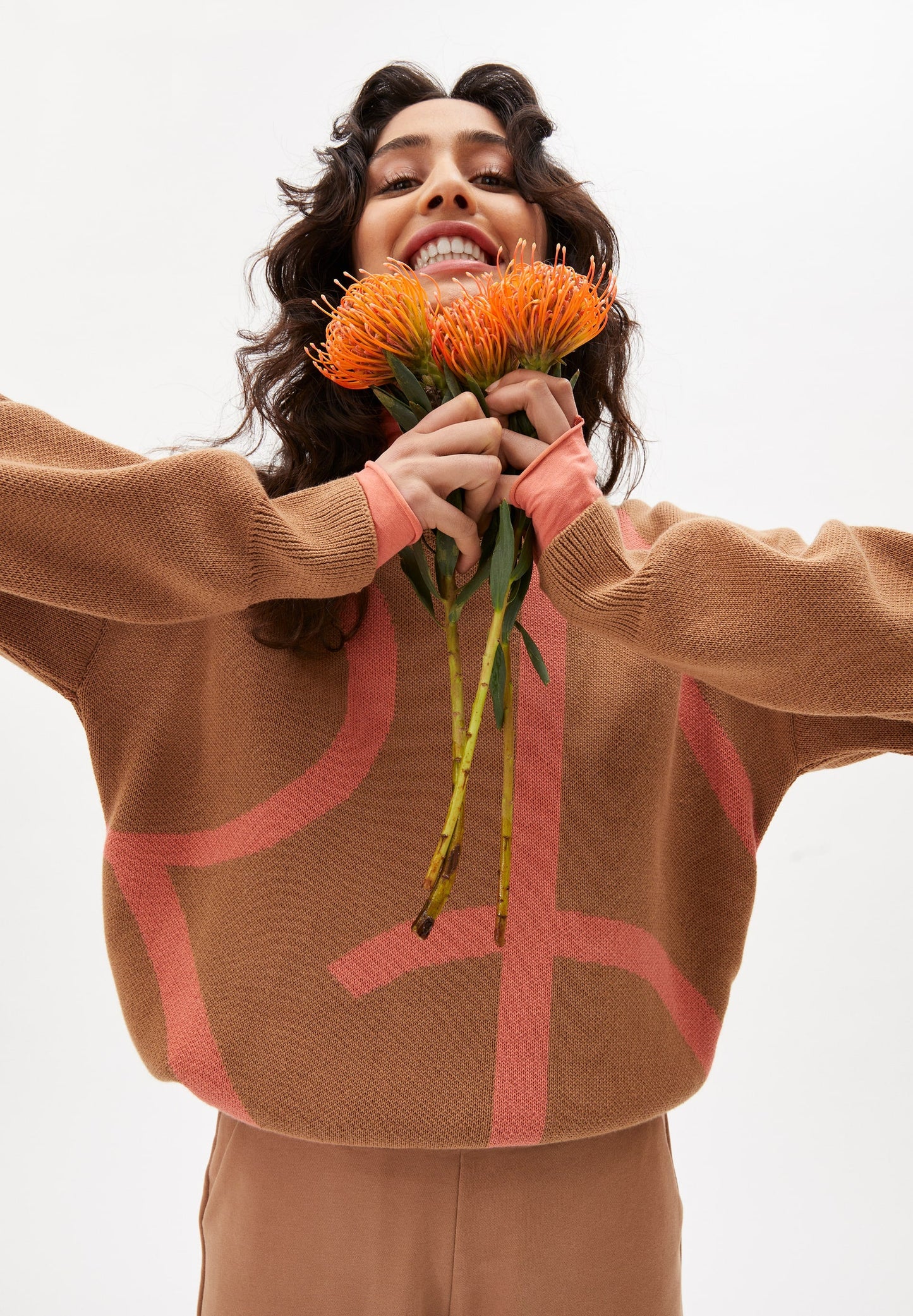 Pull bicolore en coton bio - MANIAA LOGOMANIA smoky almond-pink maple