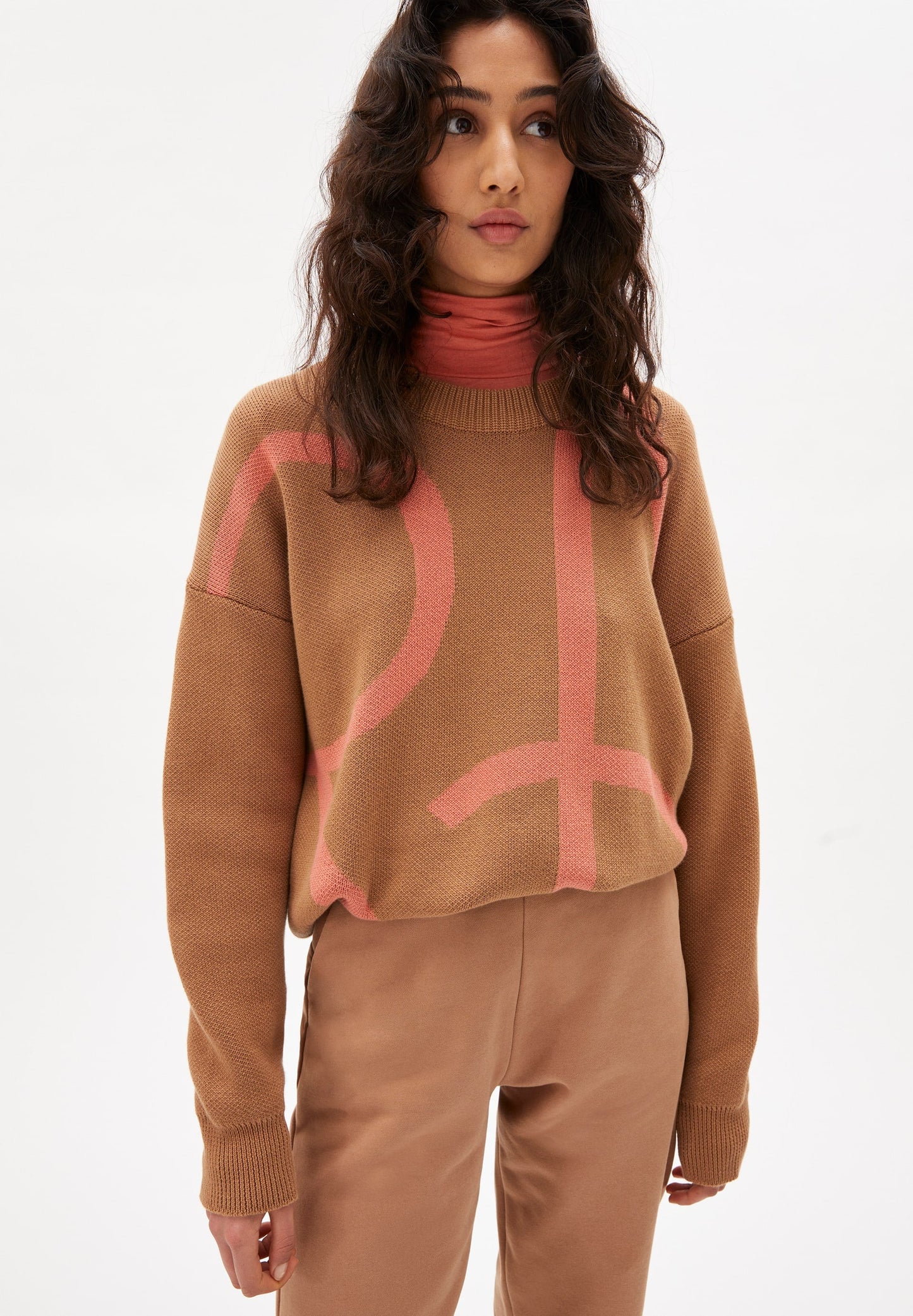 Pull bicolore en coton bio - MANIAA LOGOMANIA smoky almond-pink maple
