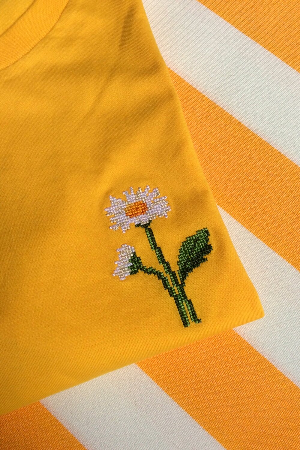 T-shirt brodé jaune en coton bio - Marguerites