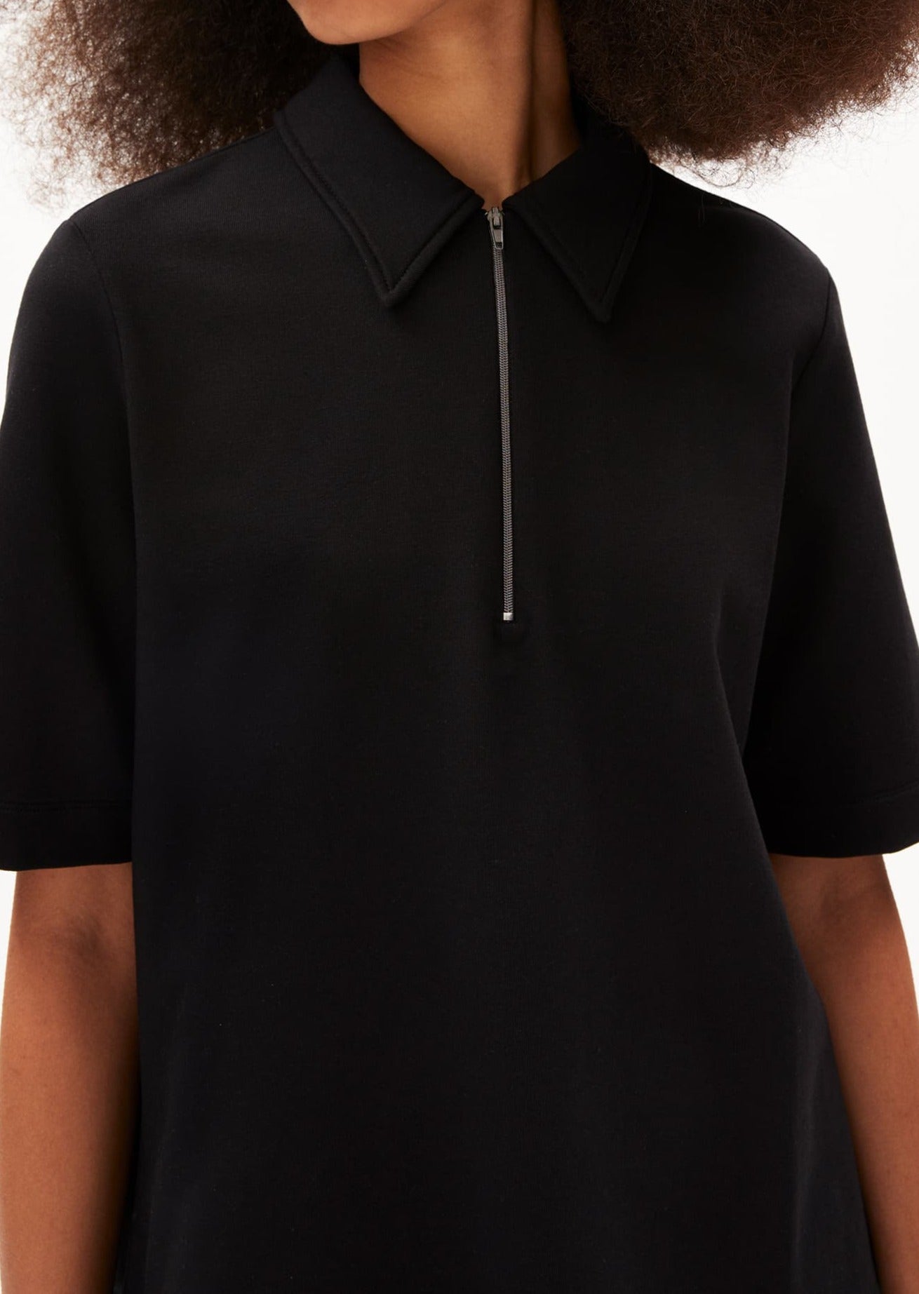 Top col zippé en coton bio et modal | noir "mariaa guadalupe black"
