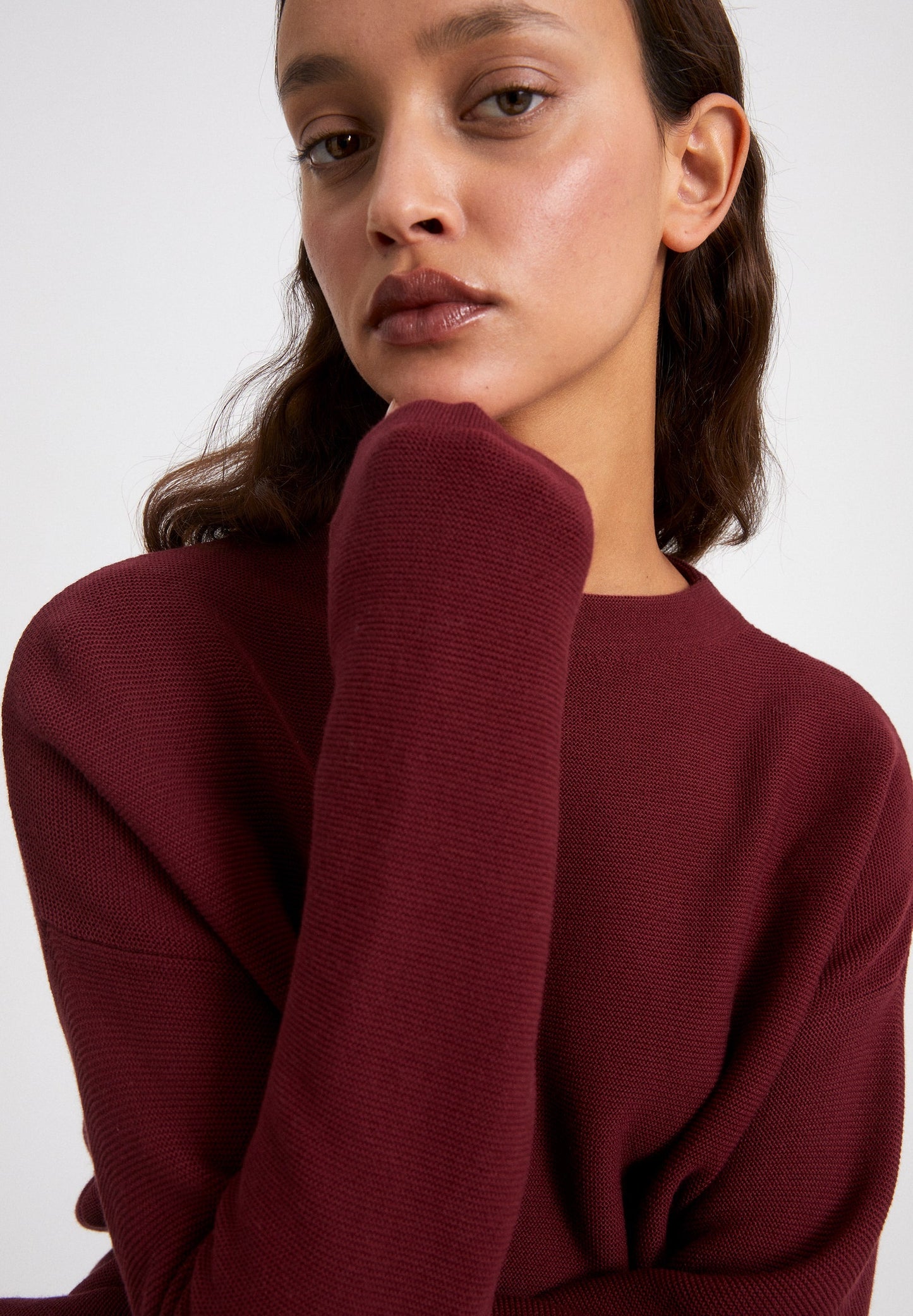 Pull à col rond rouge en coton bio - Medinaa ruby red