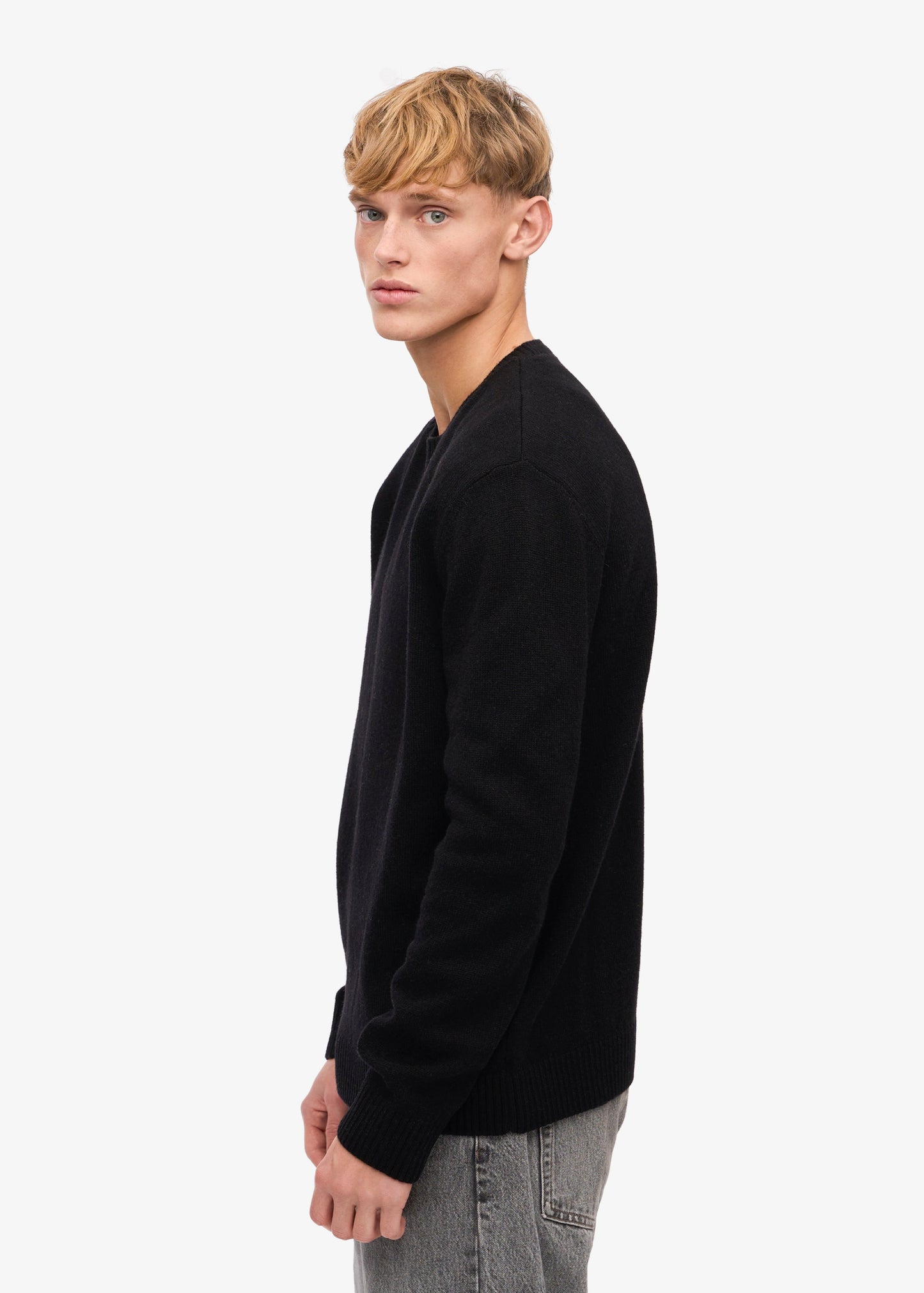 Pull col rond noir en laine mérinos recyclée - deep black