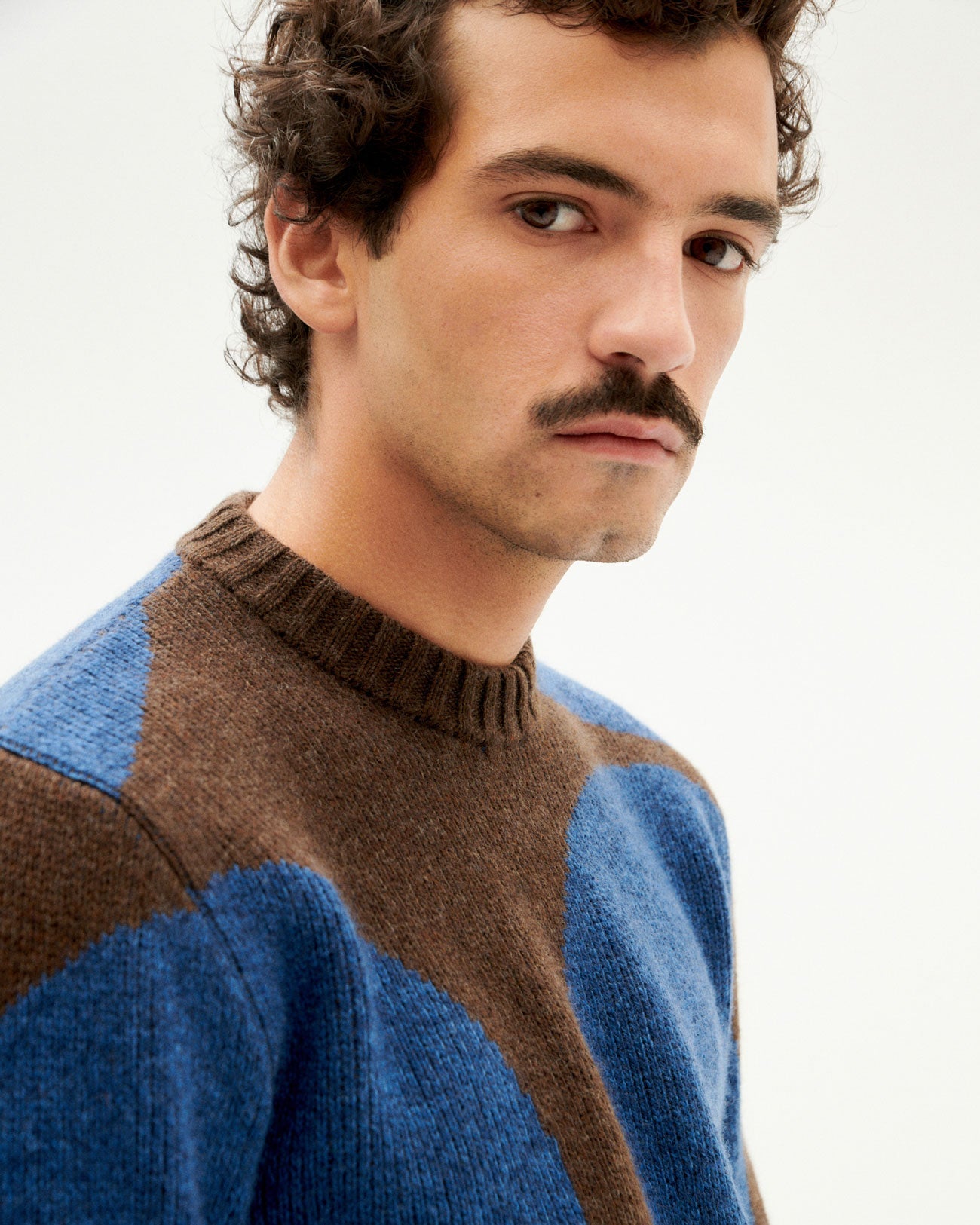 Pull col rond à motif en laine bio | multicolore "dots blue khem knitted sweater"