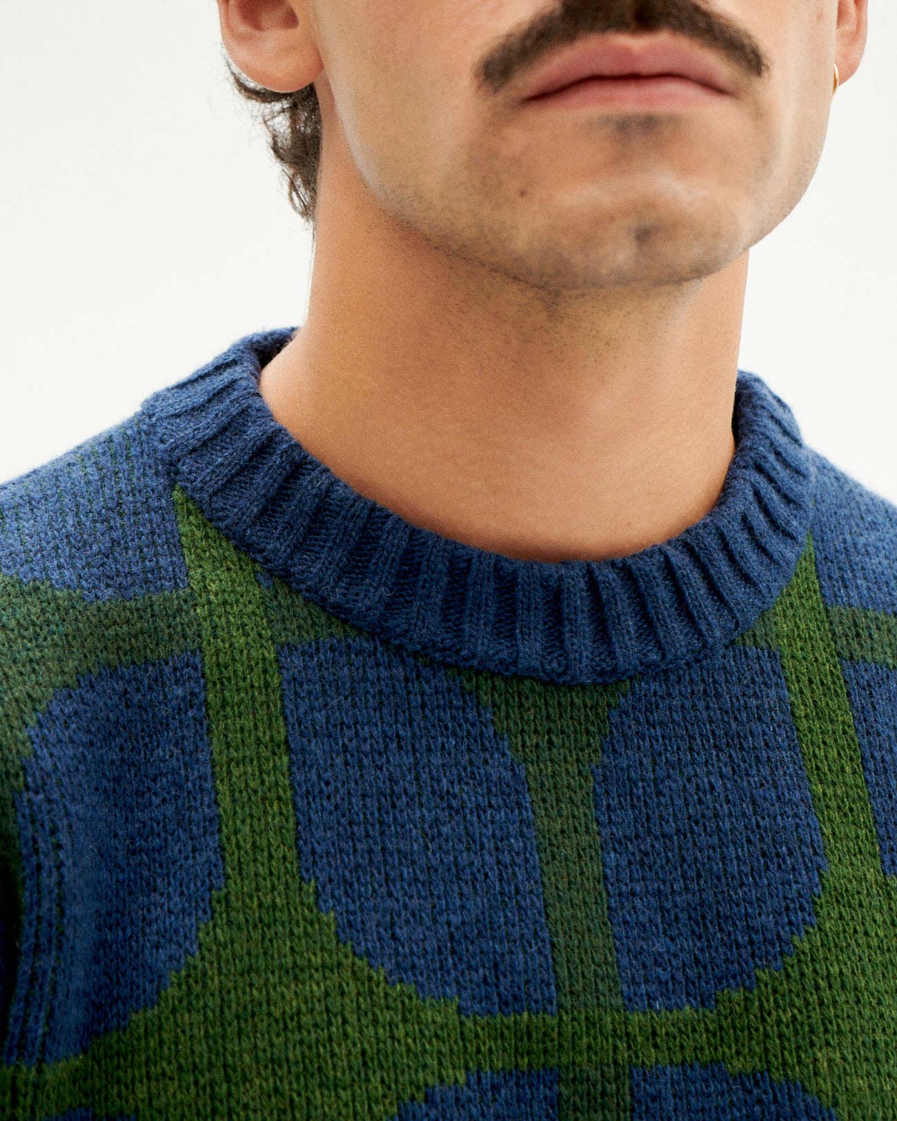 Pull col rond à motifs en laine bio | multicolore "wallpaper navy khem knitted sweater"