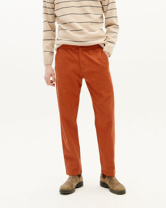 Pantalon droit terracotta en velours fin coton bio - clay red micro corduroy travel pants