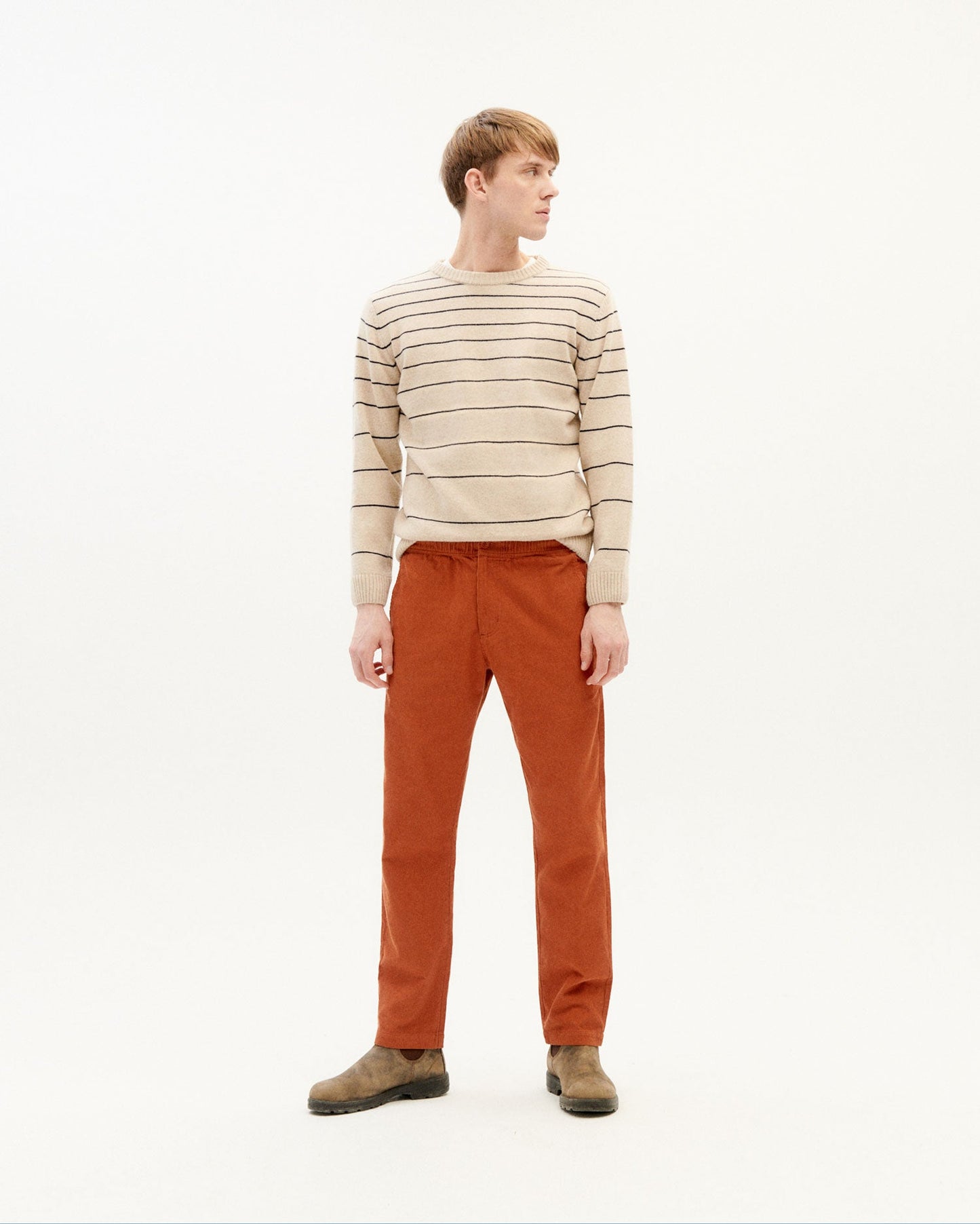 Pantalon droit terracotta en velours fin coton bio - clay red micro corduroy travel pants