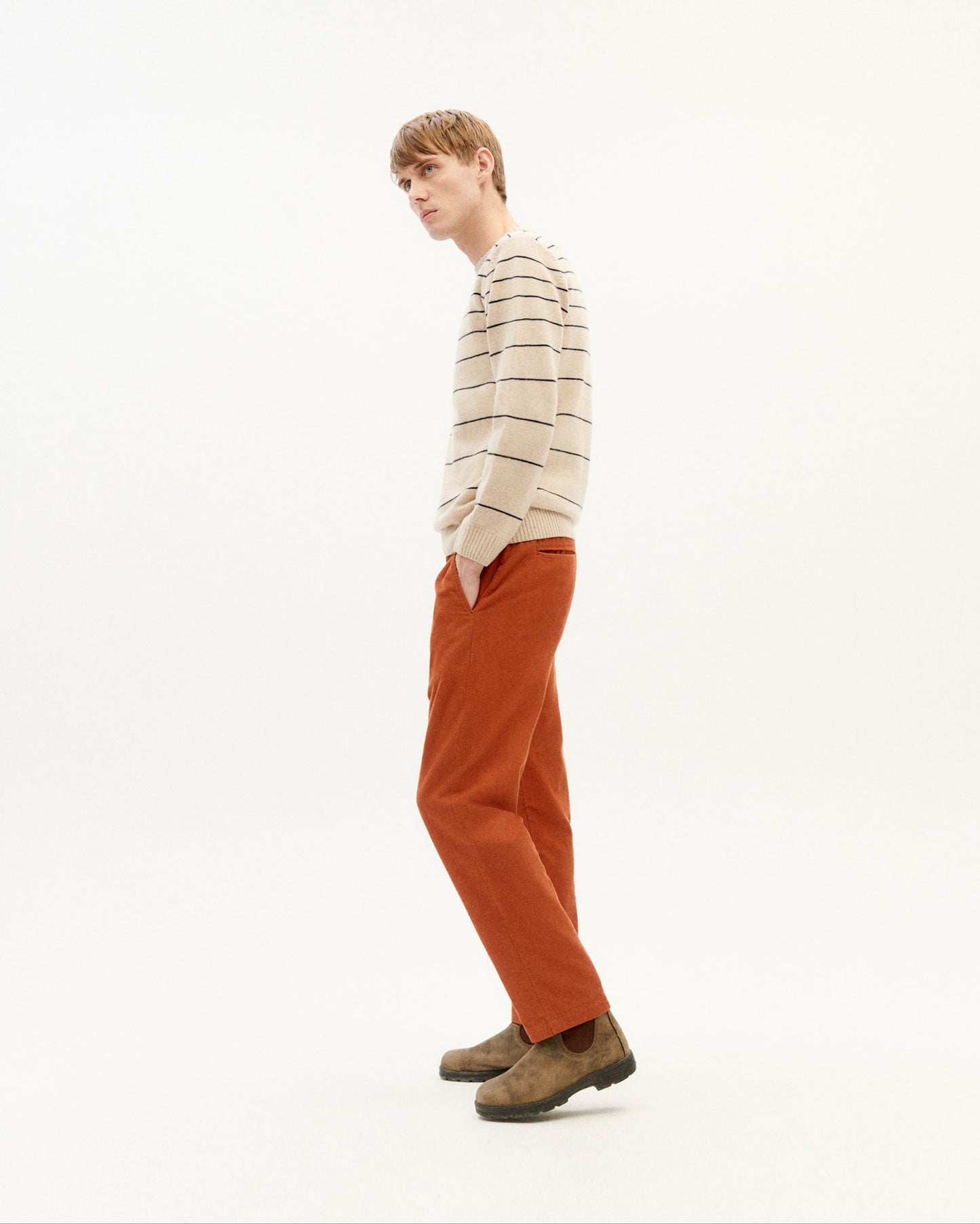 Pantalon droit terracotta en velours fin coton bio - clay red micro corduroy travel pants