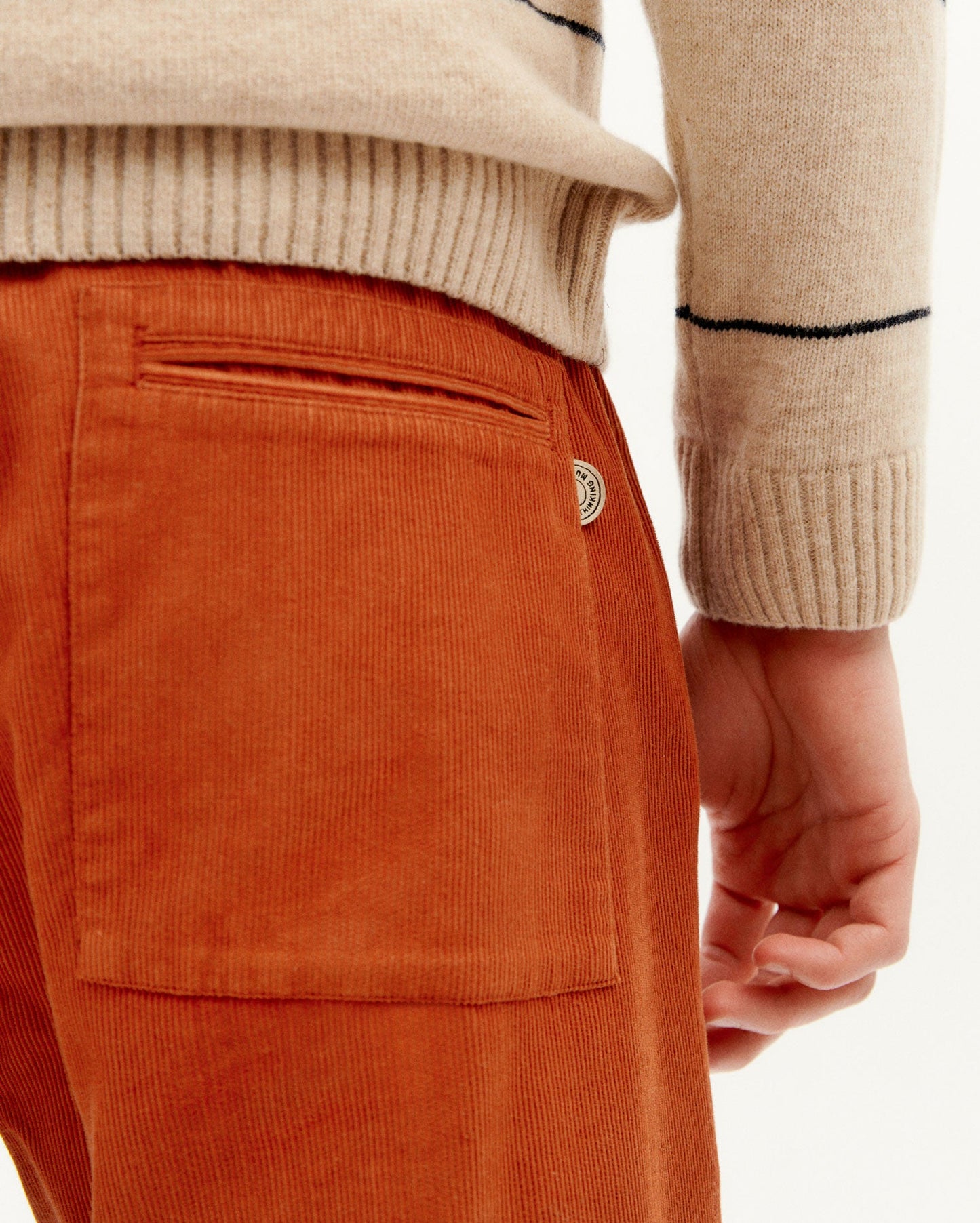 Pantalon droit terracotta en velours fin coton bio - clay red micro corduroy travel pants
