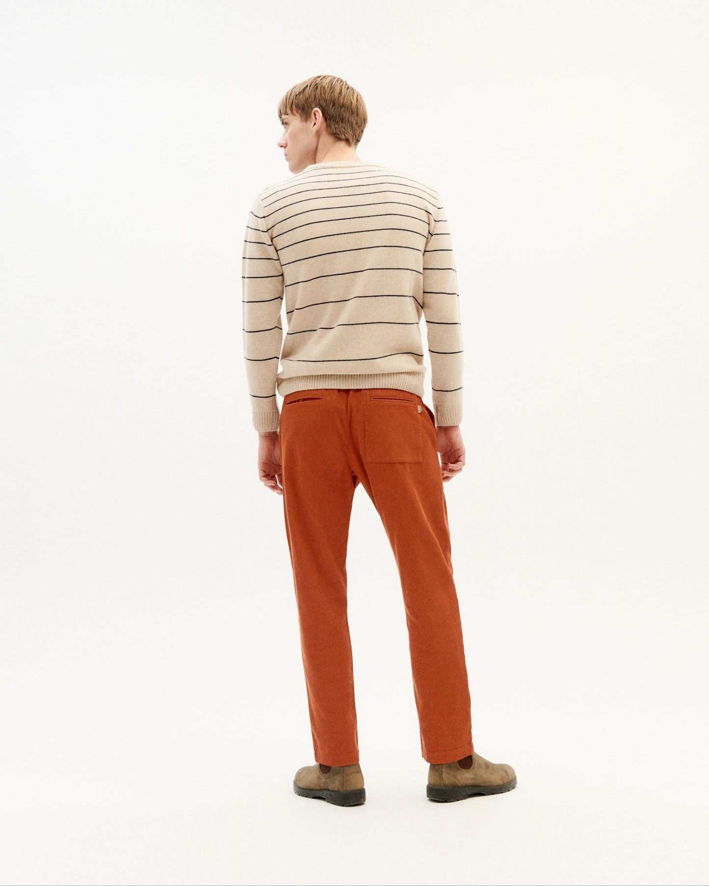 Pantalon droit terracotta en velours fin coton bio - clay red micro corduroy travel pants
