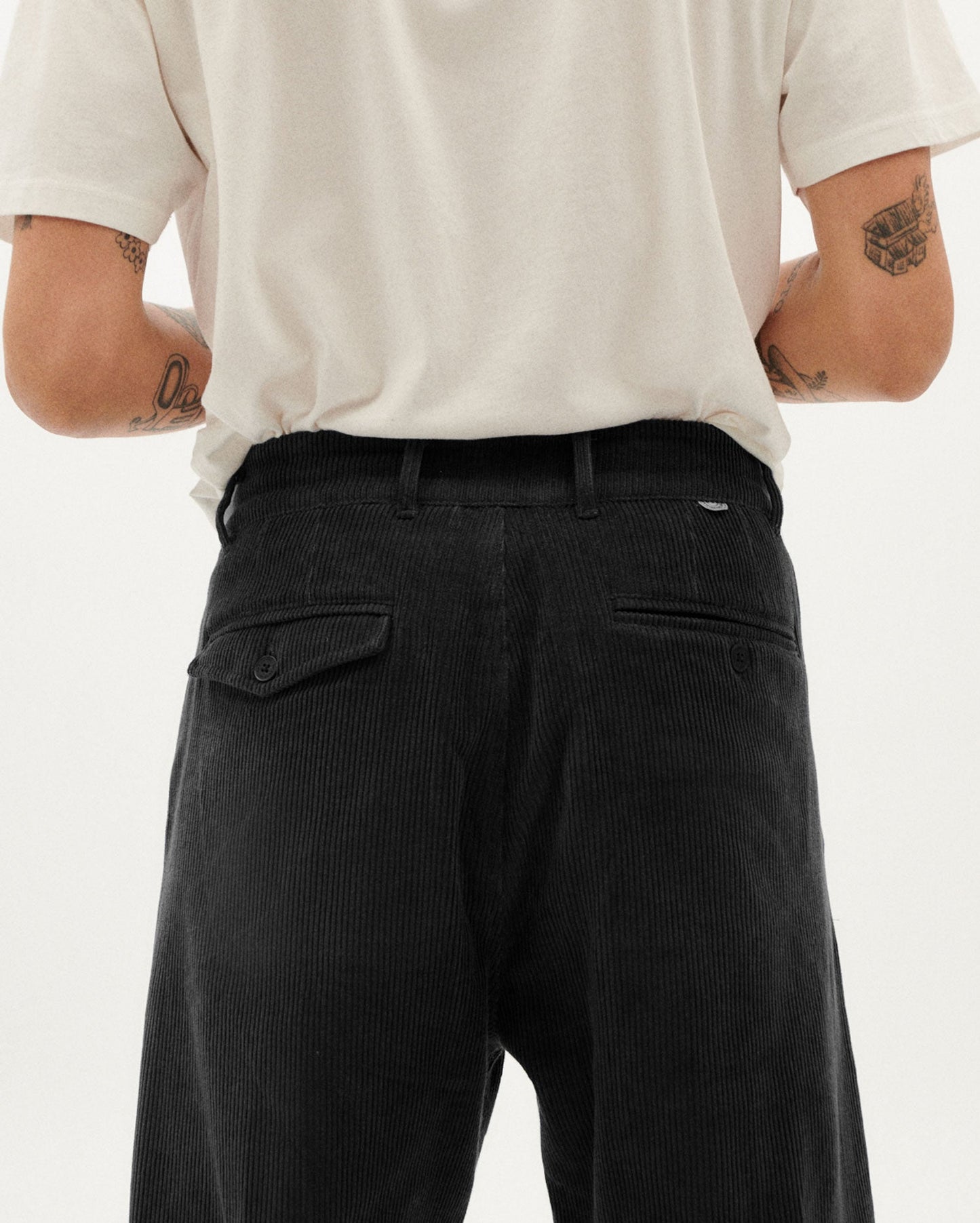 Pantalon en velours côtelé de coton bio | noir "black corduroy wotan pants"