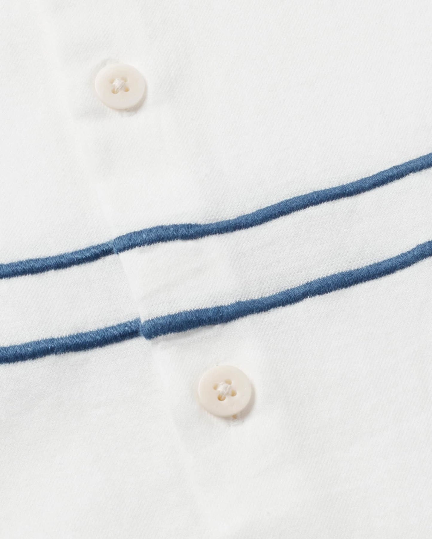 Chemise manches courtes brodée en coton bio | Écru "undyed embroidery blue tom shirt"