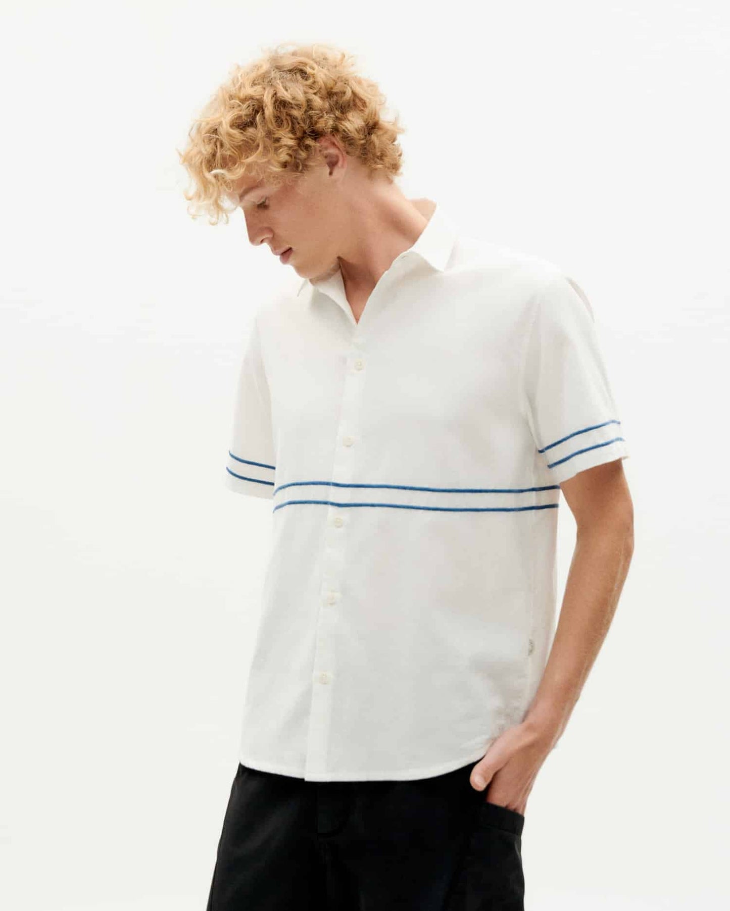 Chemise manches courtes brodée en coton bio | Écru "undyed embroidery blue tom shirt"