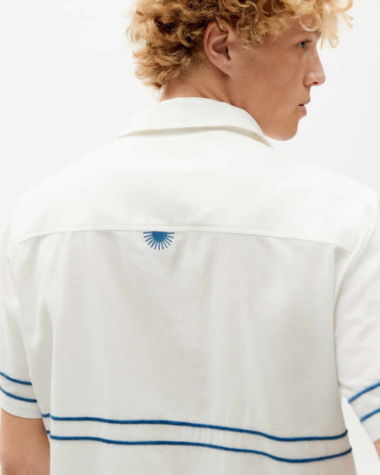 Chemise manches courtes brodée en coton bio | Écru "undyed embroidery blue tom shirt"