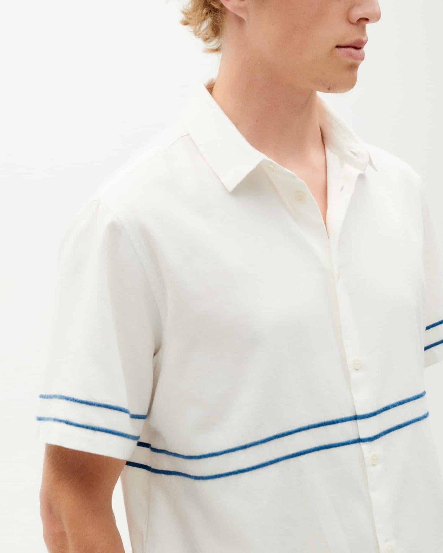 Chemise manches courtes brodée en coton bio | Écru "undyed embroidery blue tom shirt"