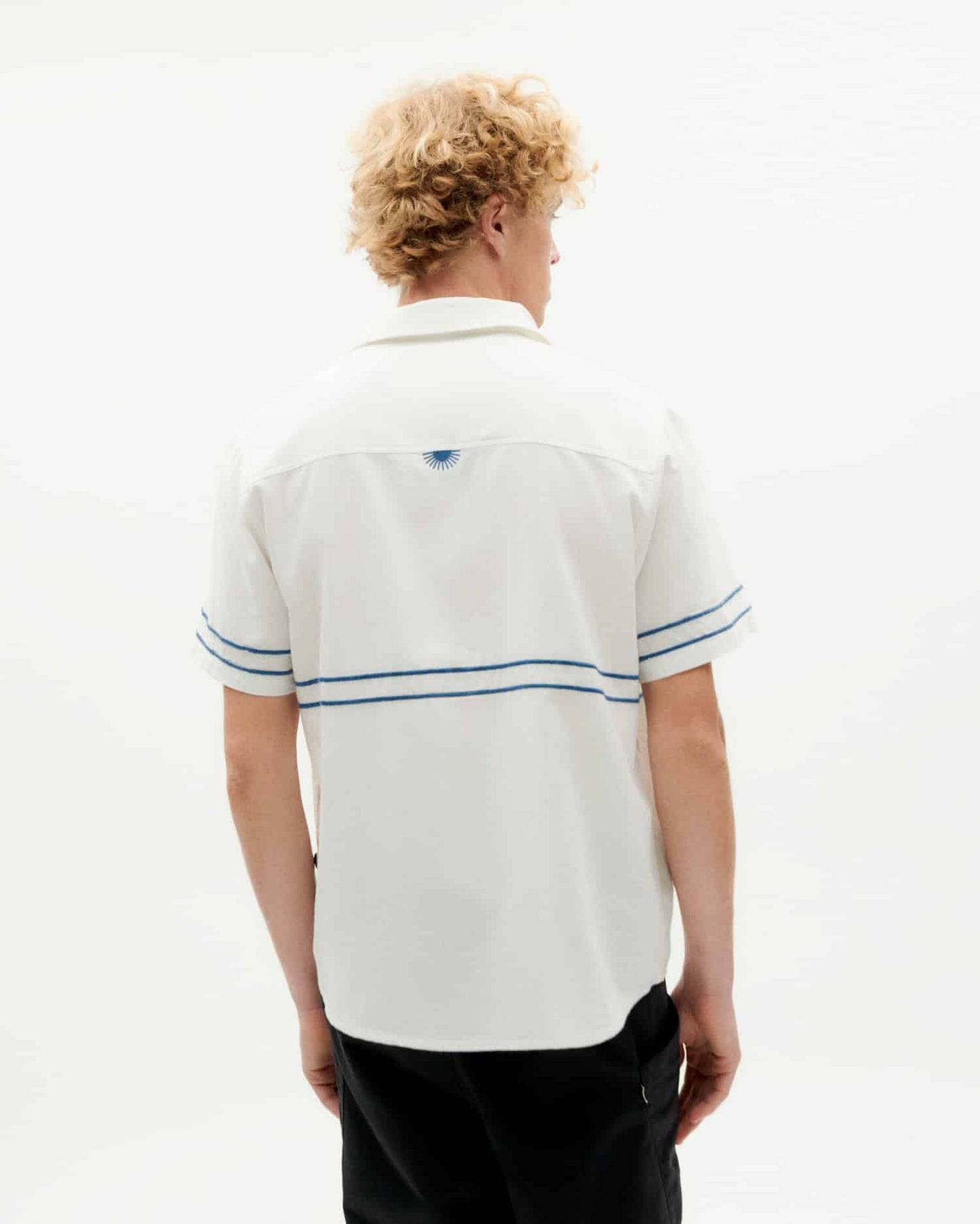 Chemise manches courtes brodée en coton bio | Écru "undyed embroidery blue tom shirt"