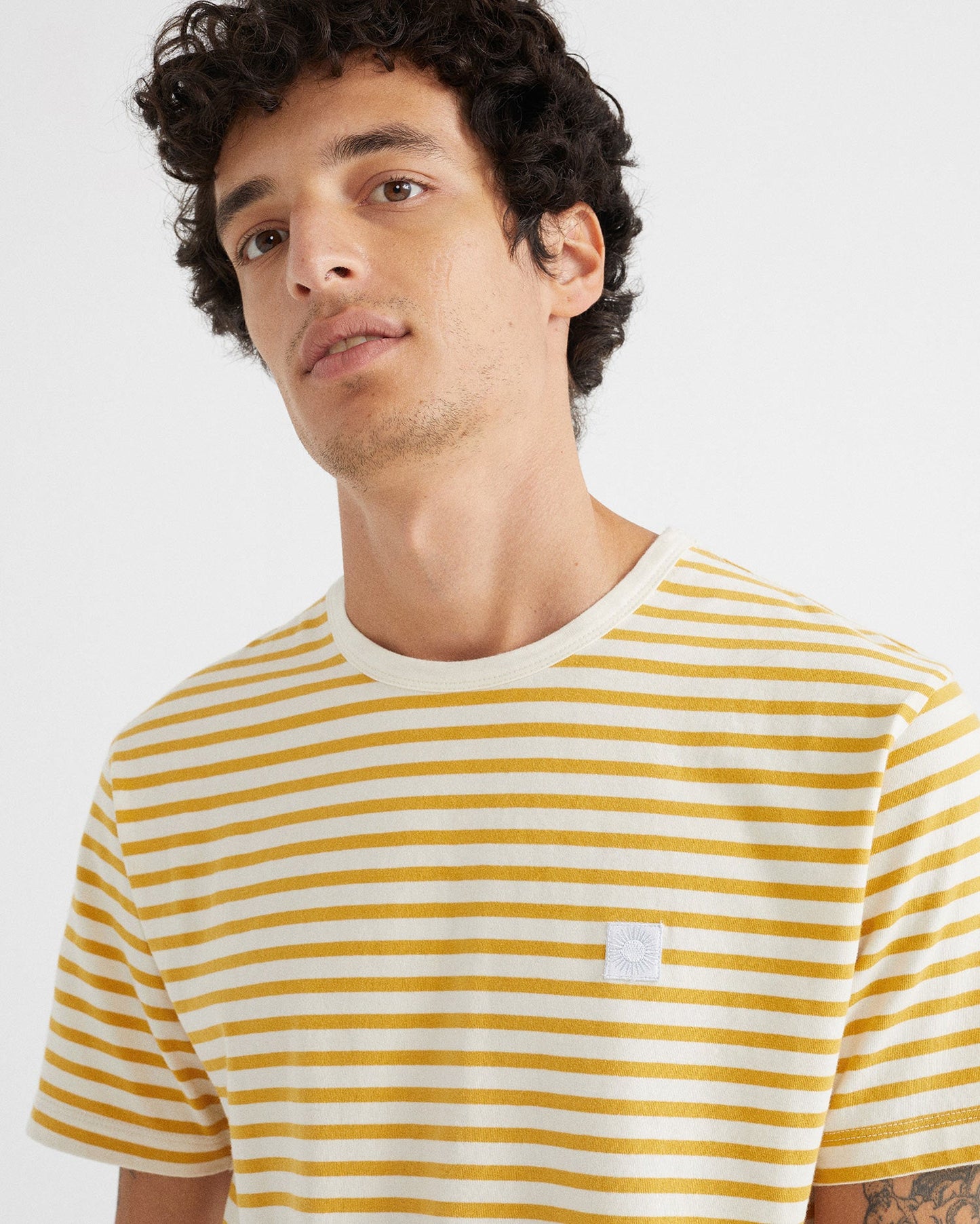 T-shirt rayé jaune moutarde en coton bio