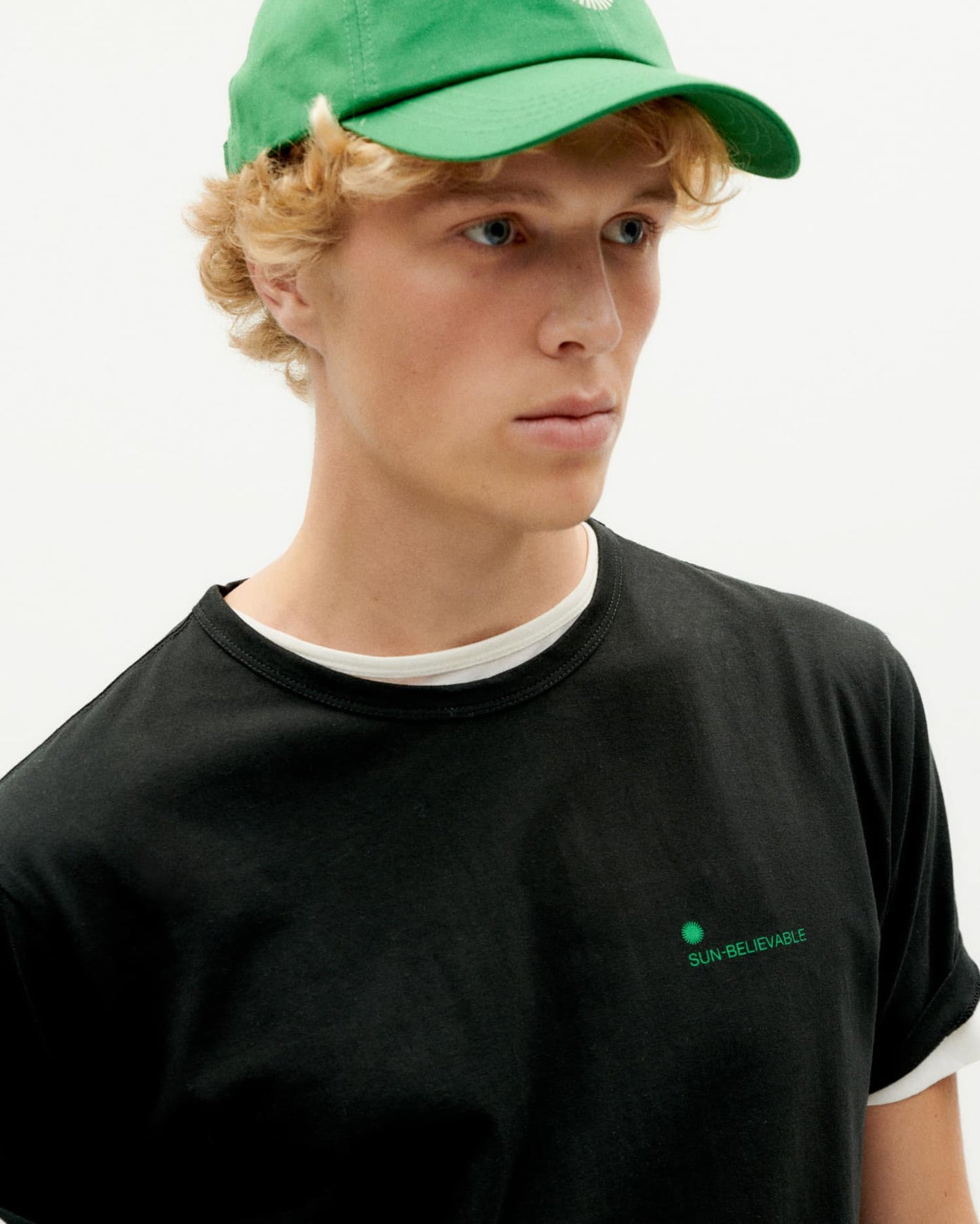 T-shirt en coton bio | Noir motif brodé "sun believable black t-shirt"