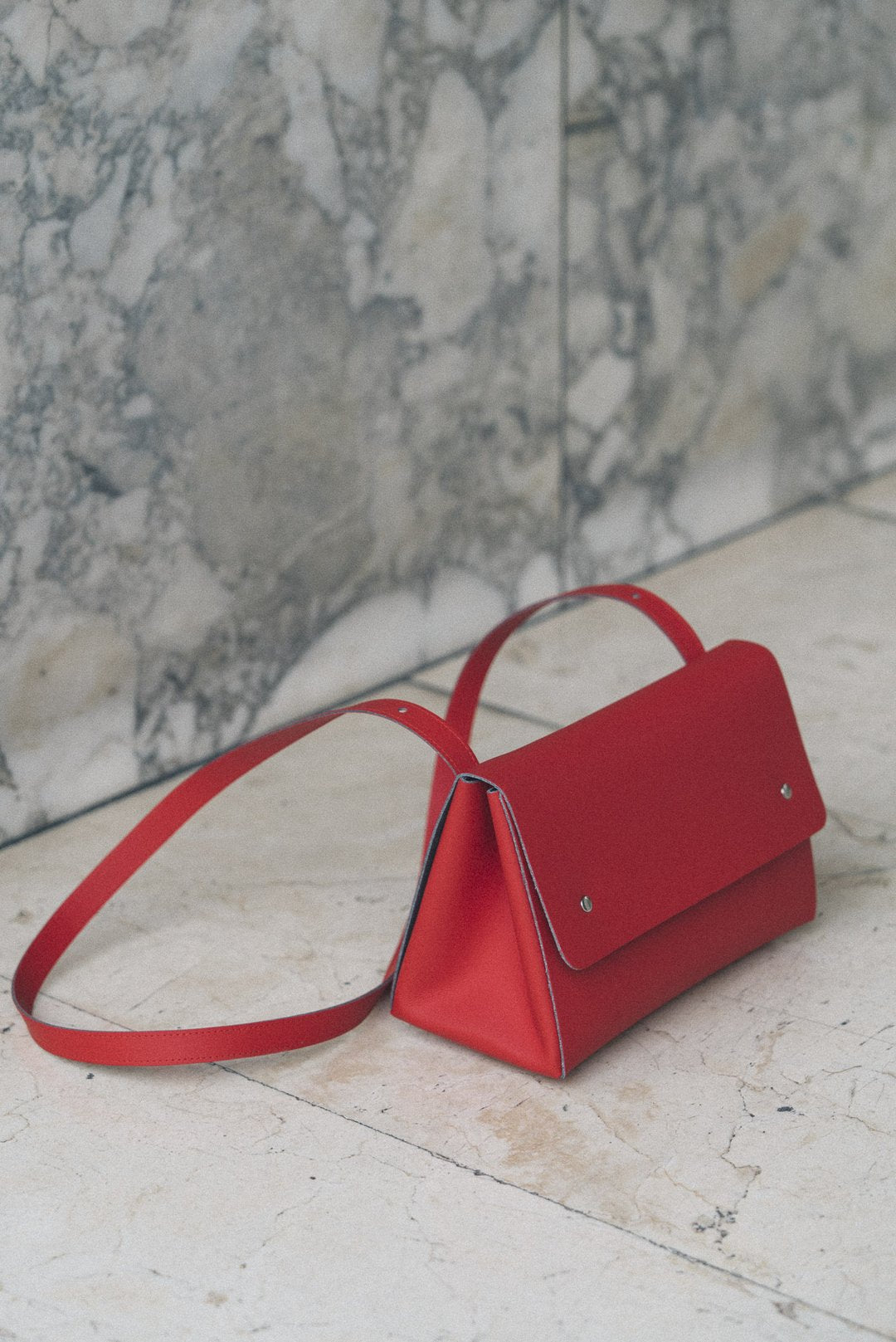 Sac rouge en cuir recyclé - triangle bucket