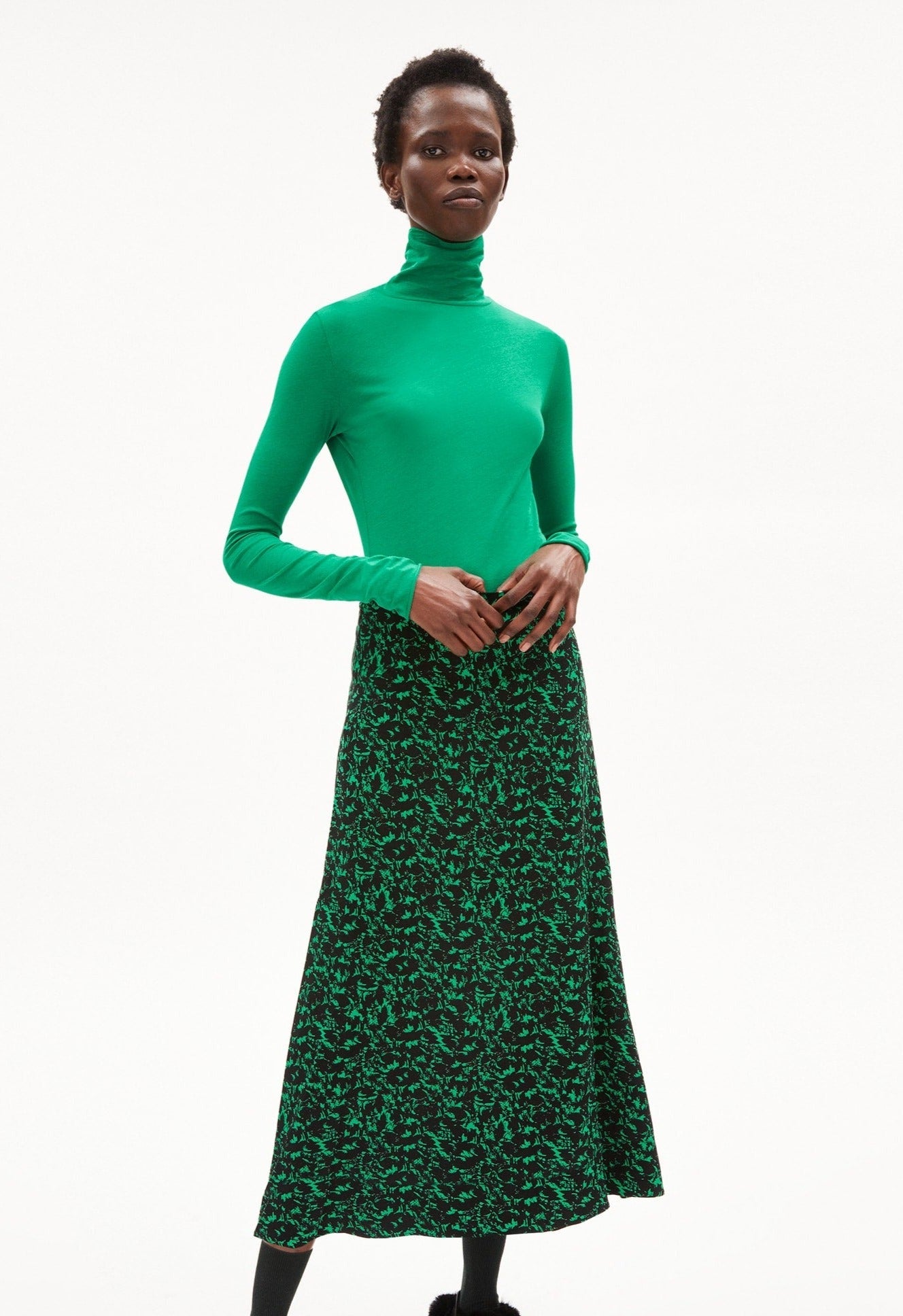 Jupe longue à motifs en viscose ecovero - naadir abstract flash green