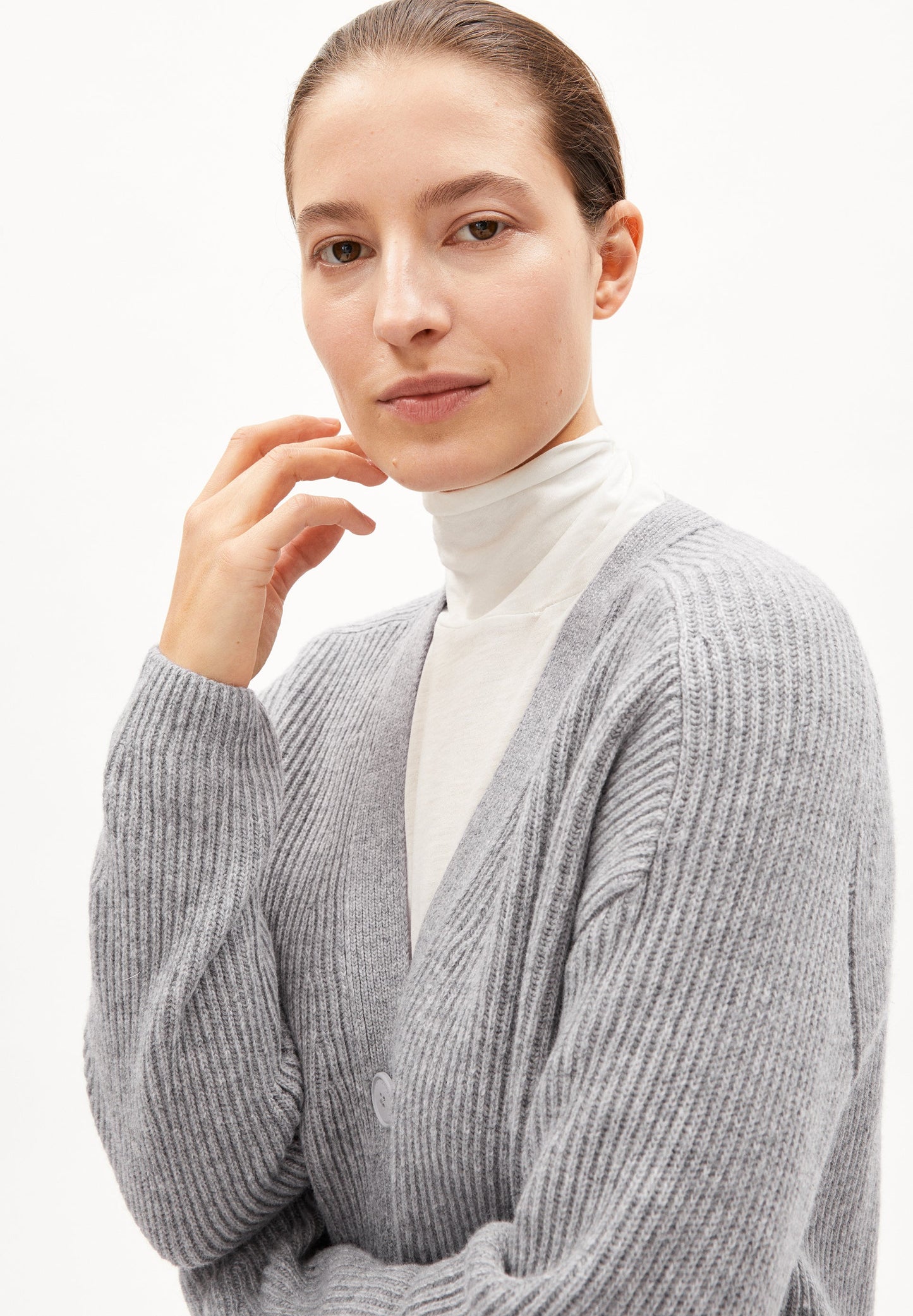 Gilet maille en laine bio et recyclée | Gris clair "naokaa reglana light grey melange"