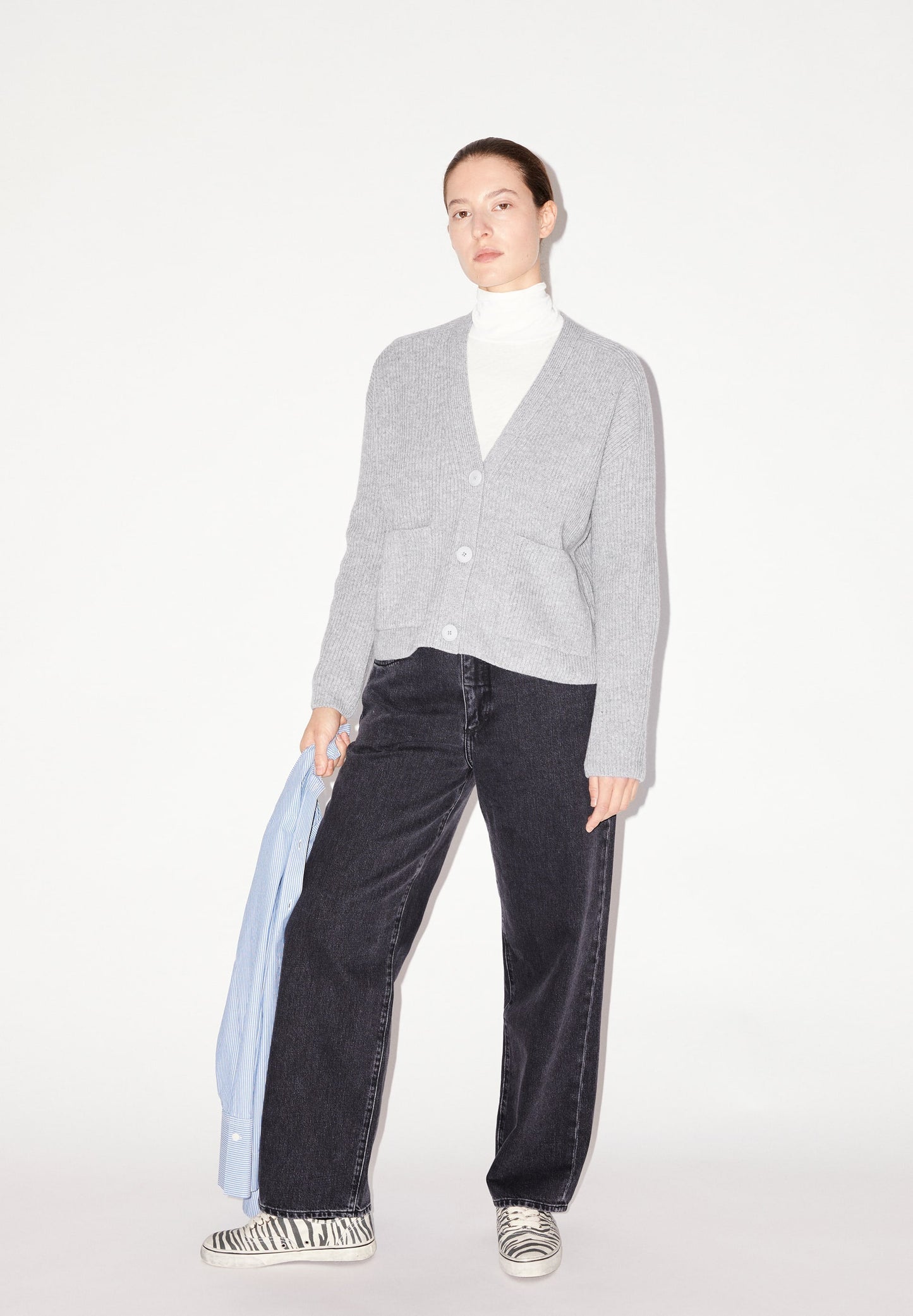 Gilet maille en laine bio et recyclée | Gris clair "naokaa reglana light grey melange"