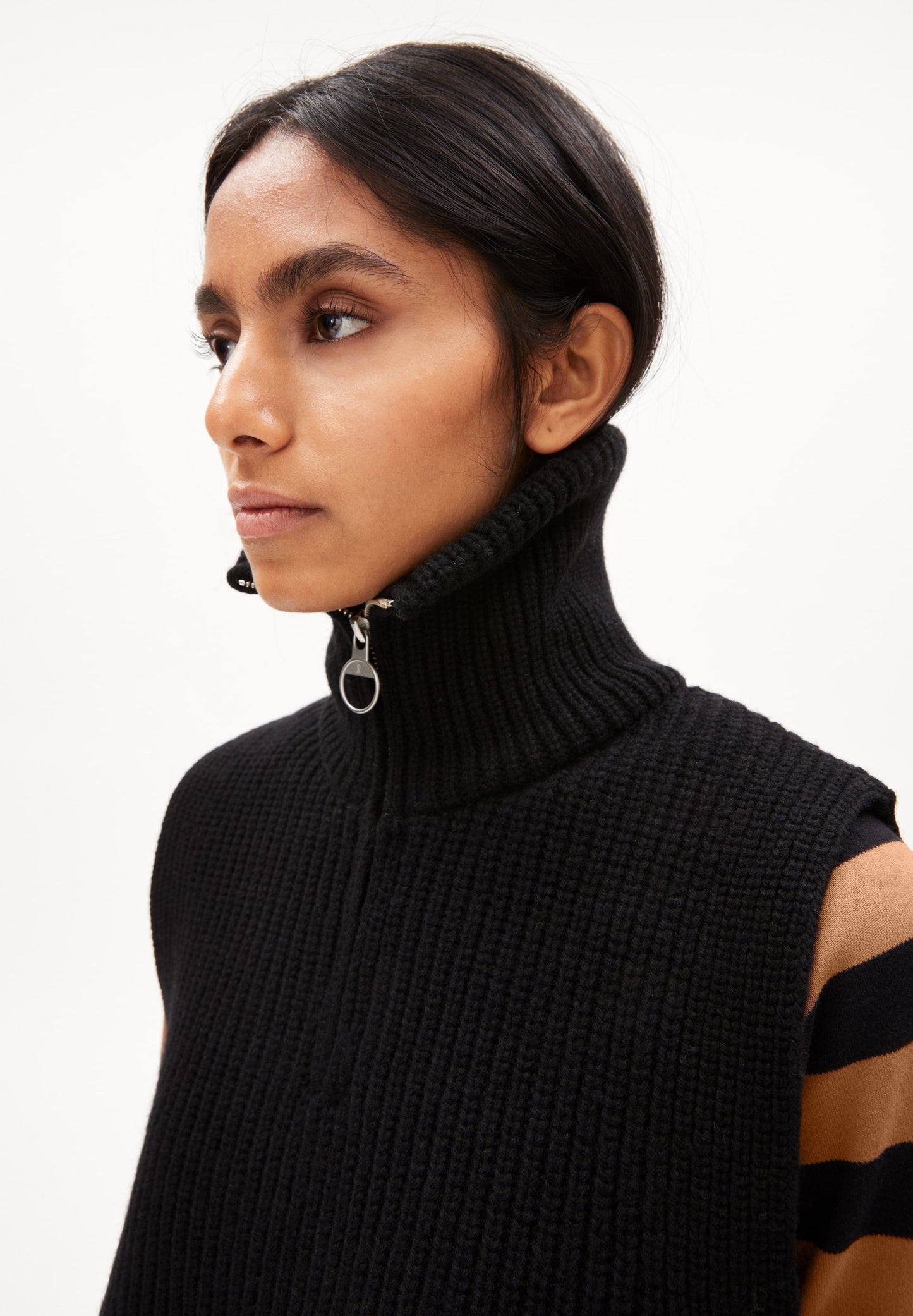 Pull col zippé sans manches noir en laine bio et recyclée - olaiaa black
