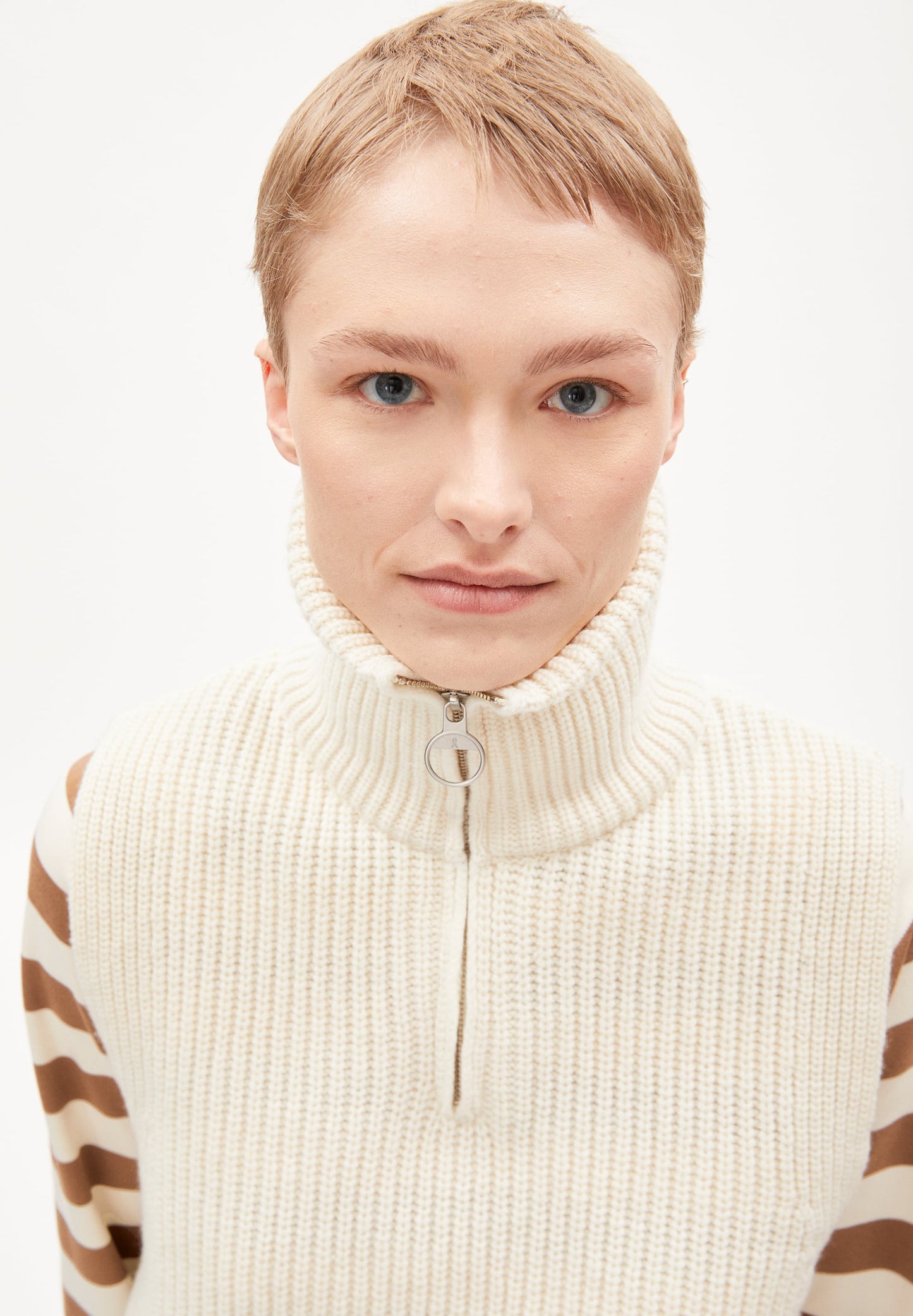 Pull col zippé sans manches beige en laine bio et recyclée - olaiaa oatmilk