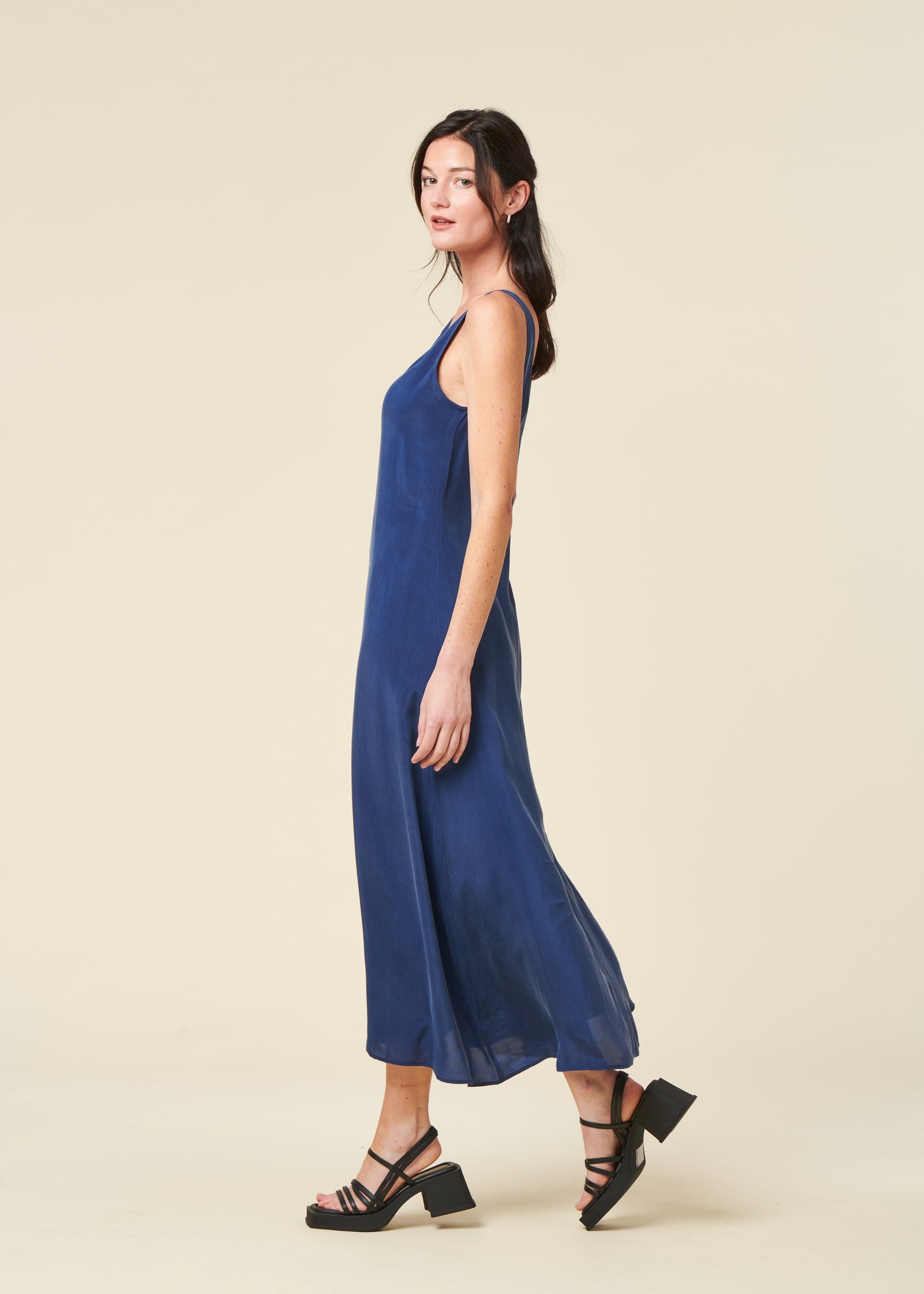 Robe longue en cupro | bleu "Cobalt sade dress - blue"