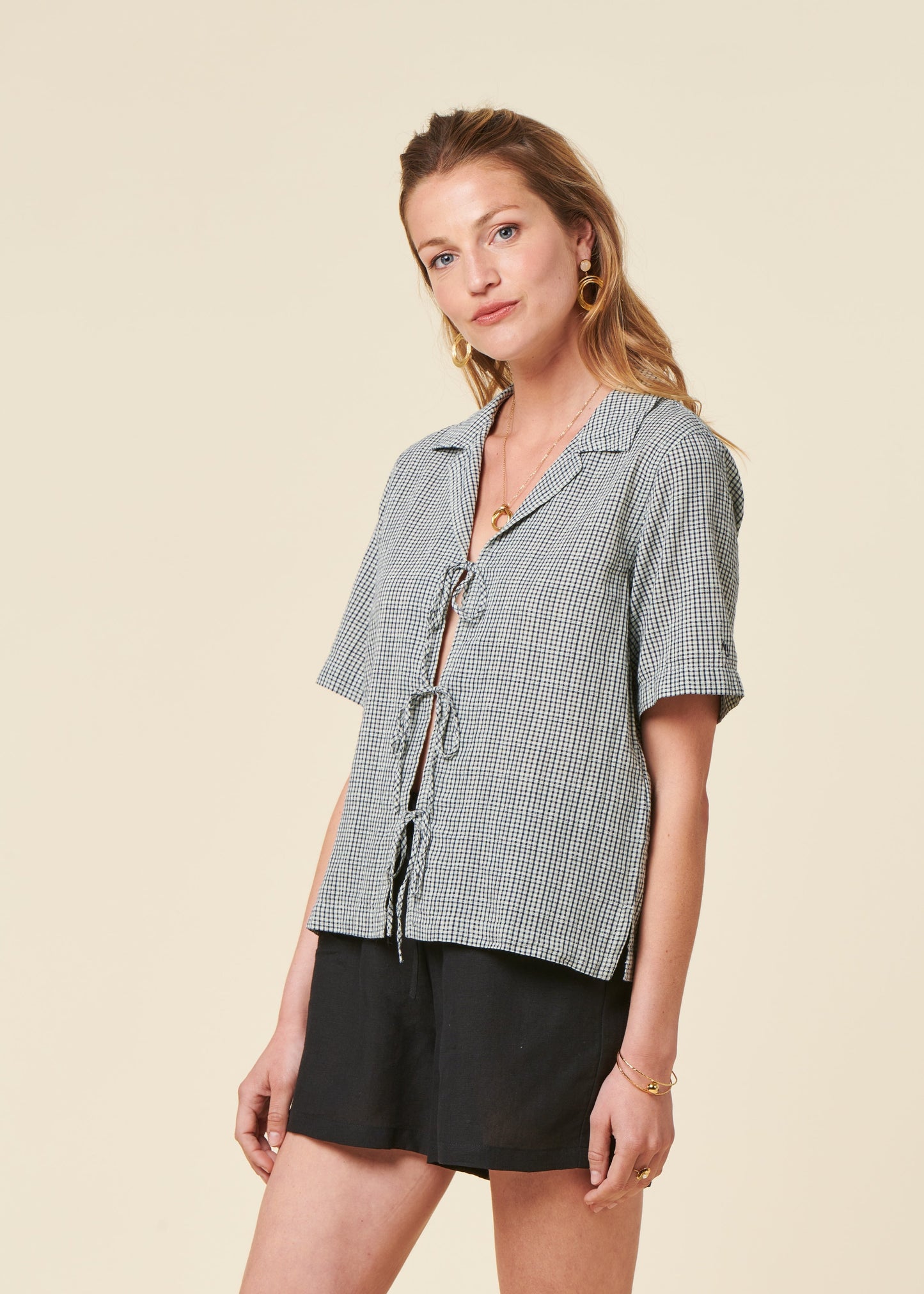 Blouse à noeuds en coton bio | carreaux "Moa tie check indigo blouse - blue"