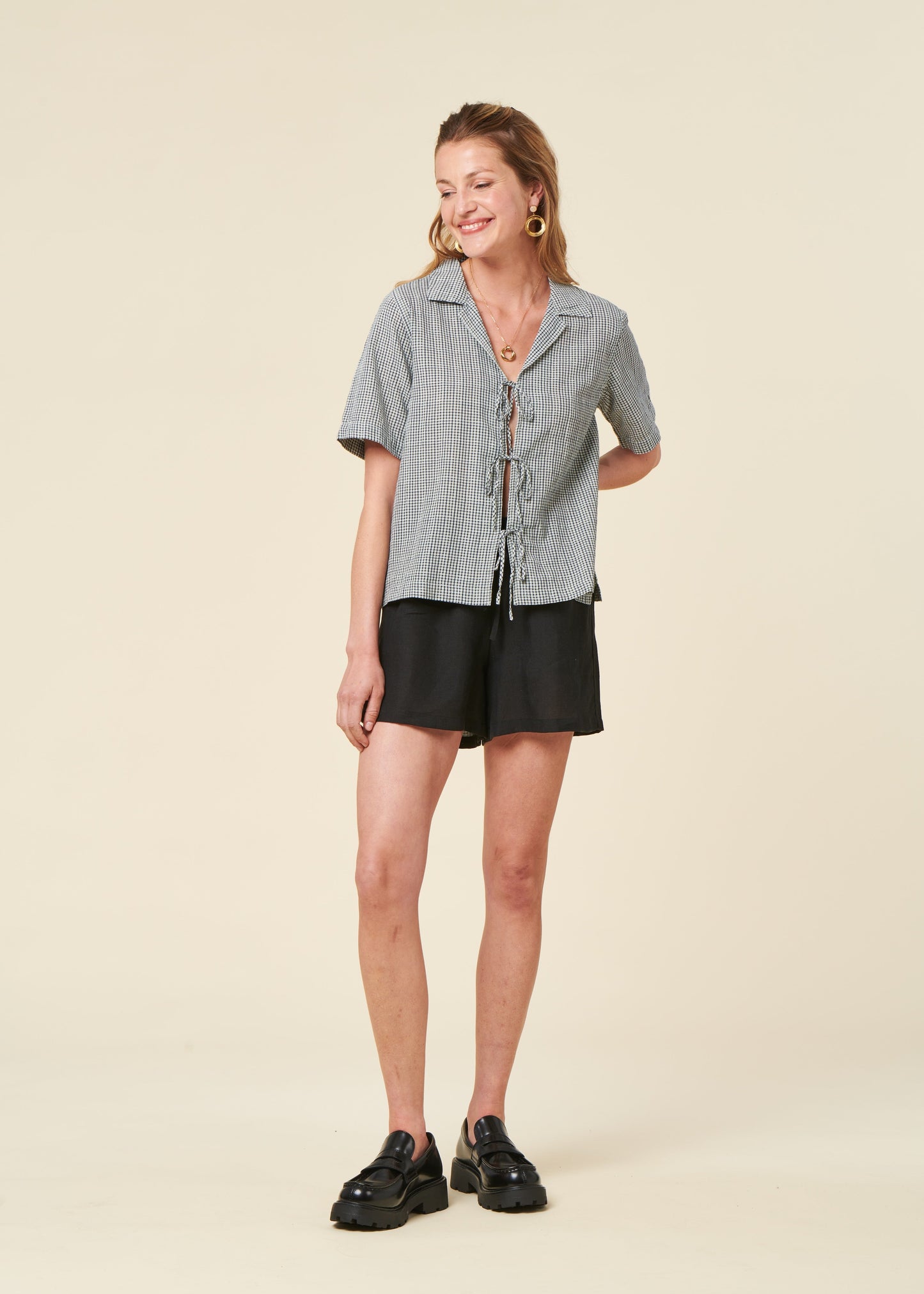 Blouse à noeuds en coton bio | carreaux "Moa tie check indigo blouse - blue"