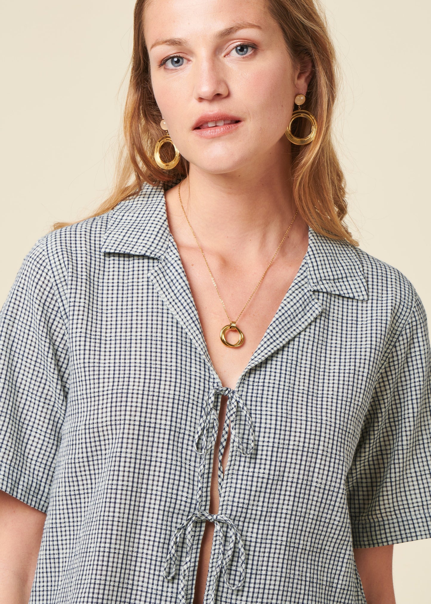 Blouse à noeuds en coton bio | carreaux "Moa tie check indigo blouse - blue"