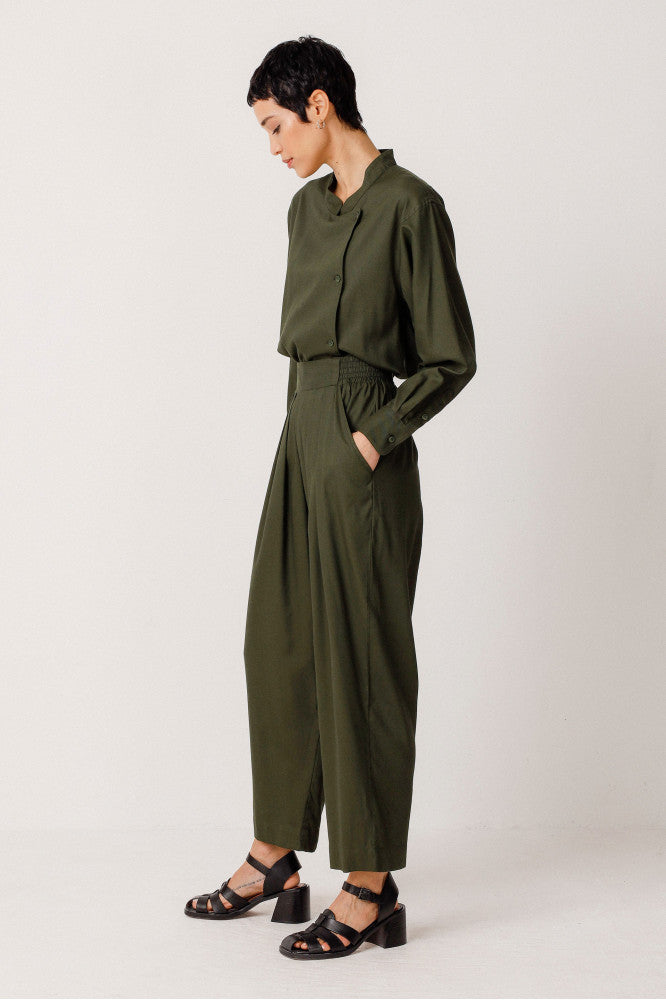 Pantalon carotte en coton bio et lenzing | kaki "pantalón amatza deep green"