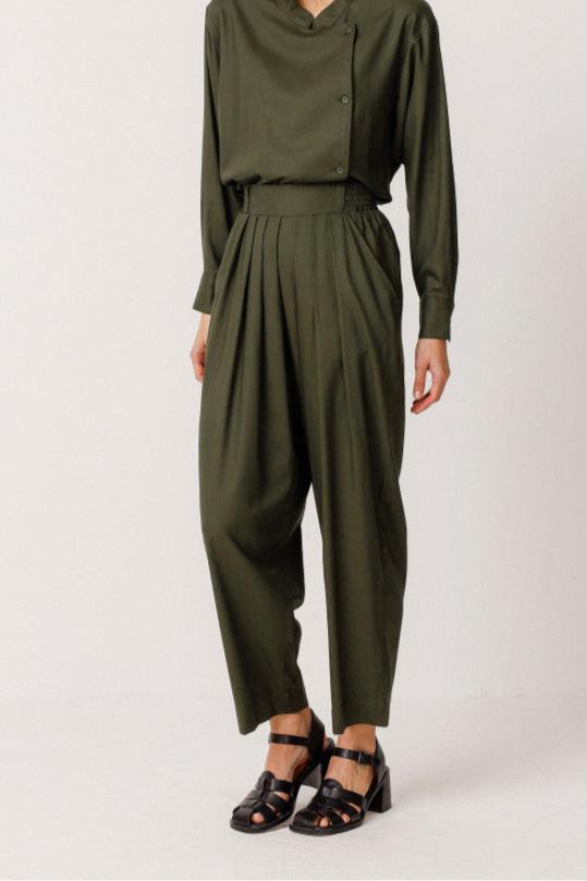 Pantalon carotte en coton bio et lenzing | kaki "pantalón amatza deep green"