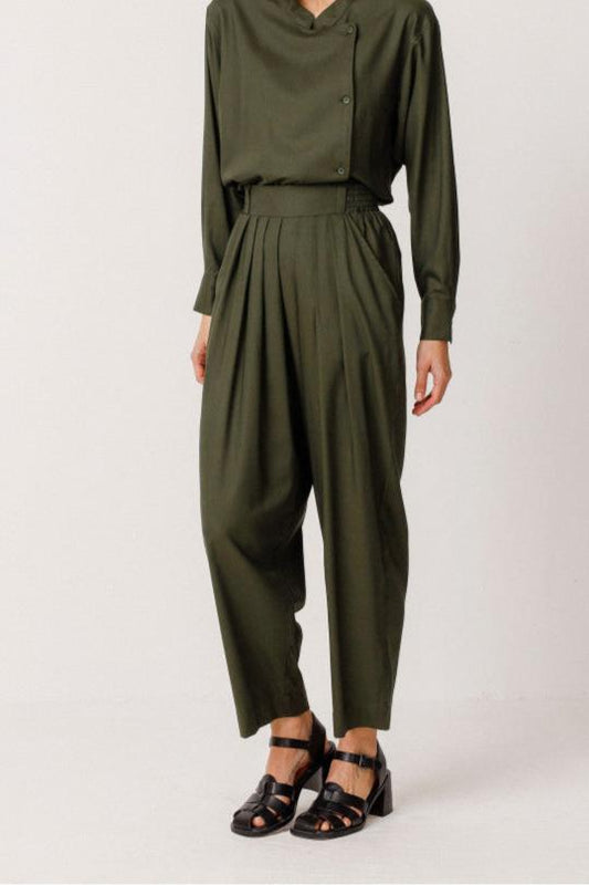 Pantalon carotte en coton bio et lenzing | kaki "pantalón amatza deep green"
