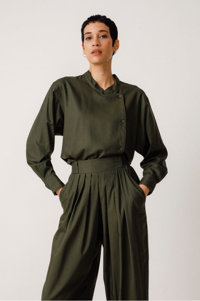 Pantalon carotte en coton bio et lenzing | kaki "pantalón amatza deep green"