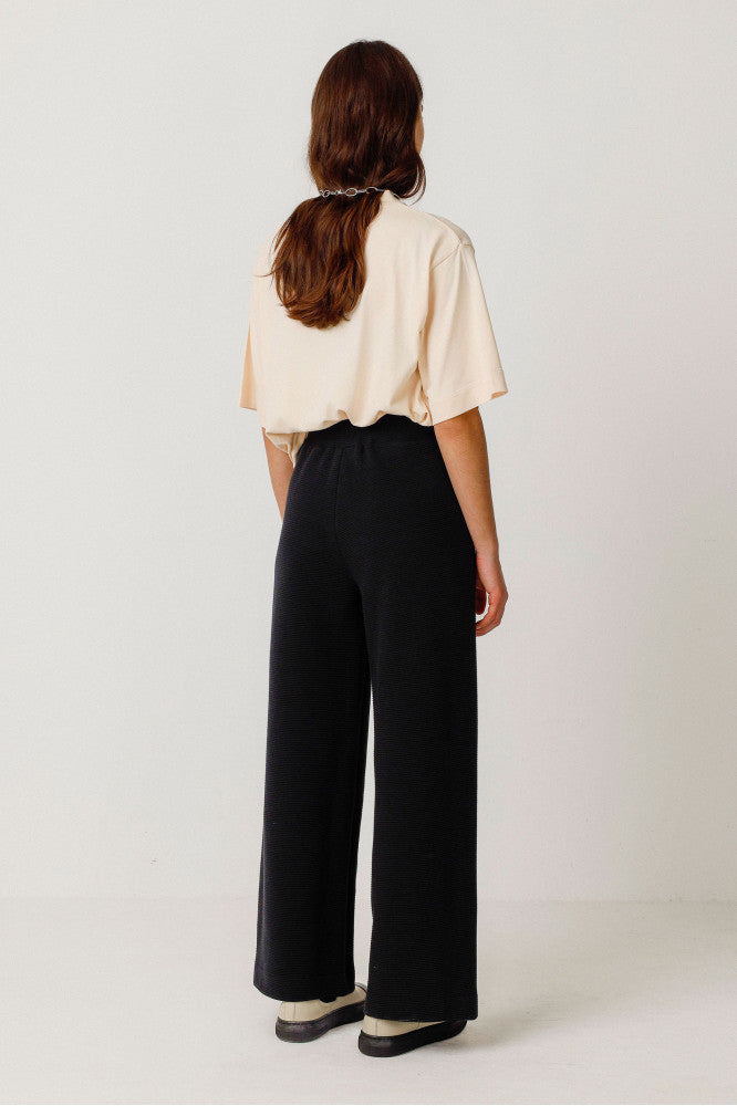 Pantalon côtelé ample en coton biologique | noir "pantalón asua black"